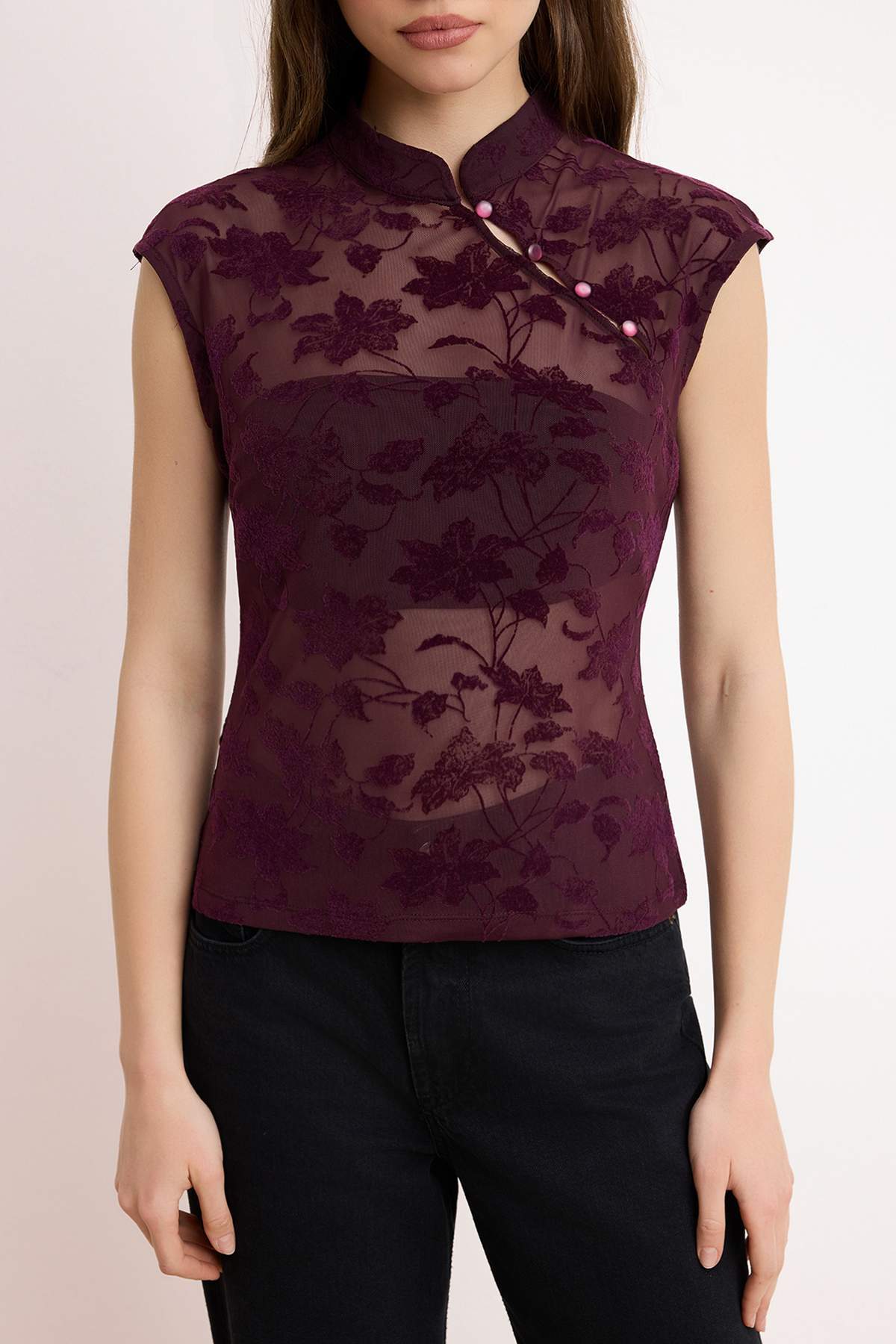 Trendyolmilla  Bordo Çiçekli Fitted/Vücuda Oturan Dik Yaka Kolsuz Düğmeli Dantel Örme Bluz TWOSS26BZ00195 - Görsel 3