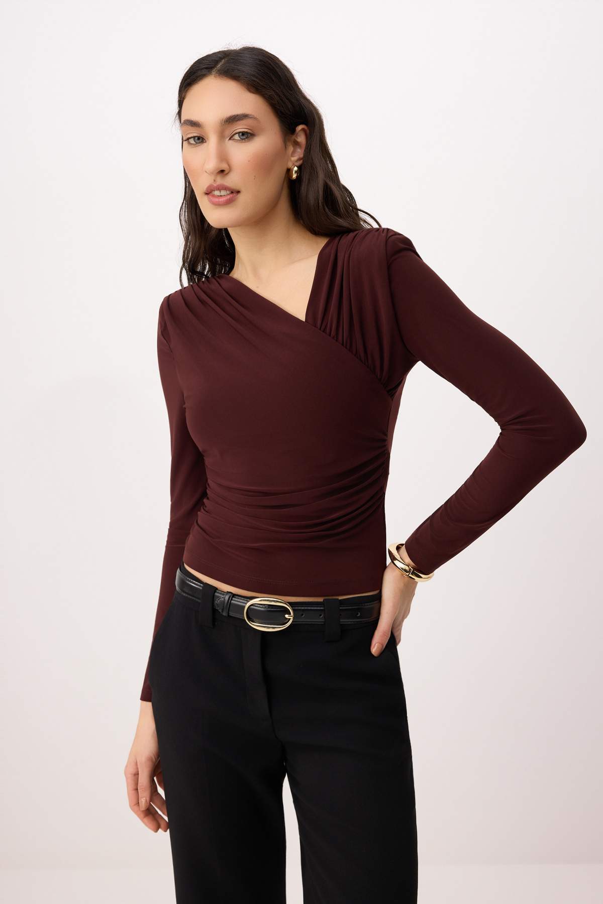 Trendyolmilla Kahverengi Fitted/Vücuda Oturan Asimetrik Yaka Uzun Kollu Esnek Örme Bluz TWOSS26BZ00243