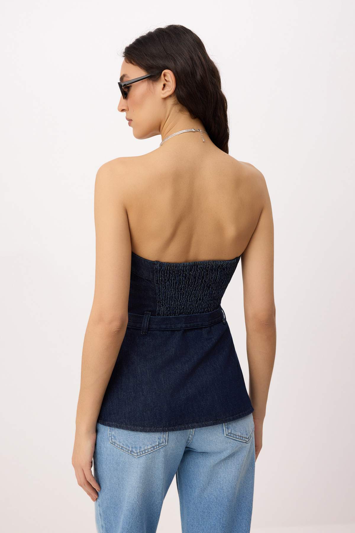 Trendyolmilla  Koyu Mavi Kemer Detaylı Az Esnek Straplez Denim Bluz TWOSS26BZ00656 - Görsel 4