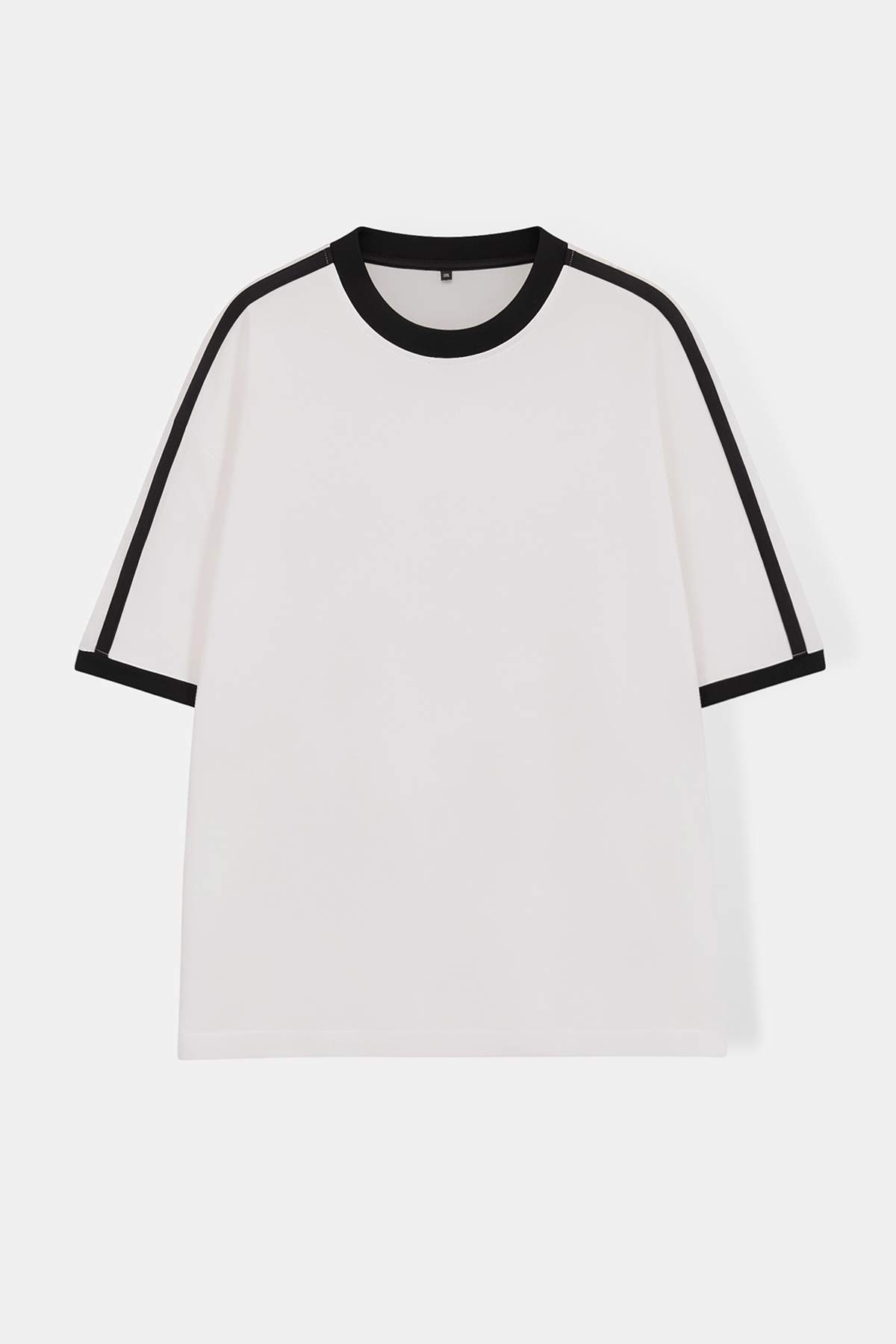Trendyolmilla Man Büyük Beden Ekru-Siyah Oversize/Geniş Kesim Kontrast Detaylı %100 Pamuklu T-shirt TMNSS24BF00033