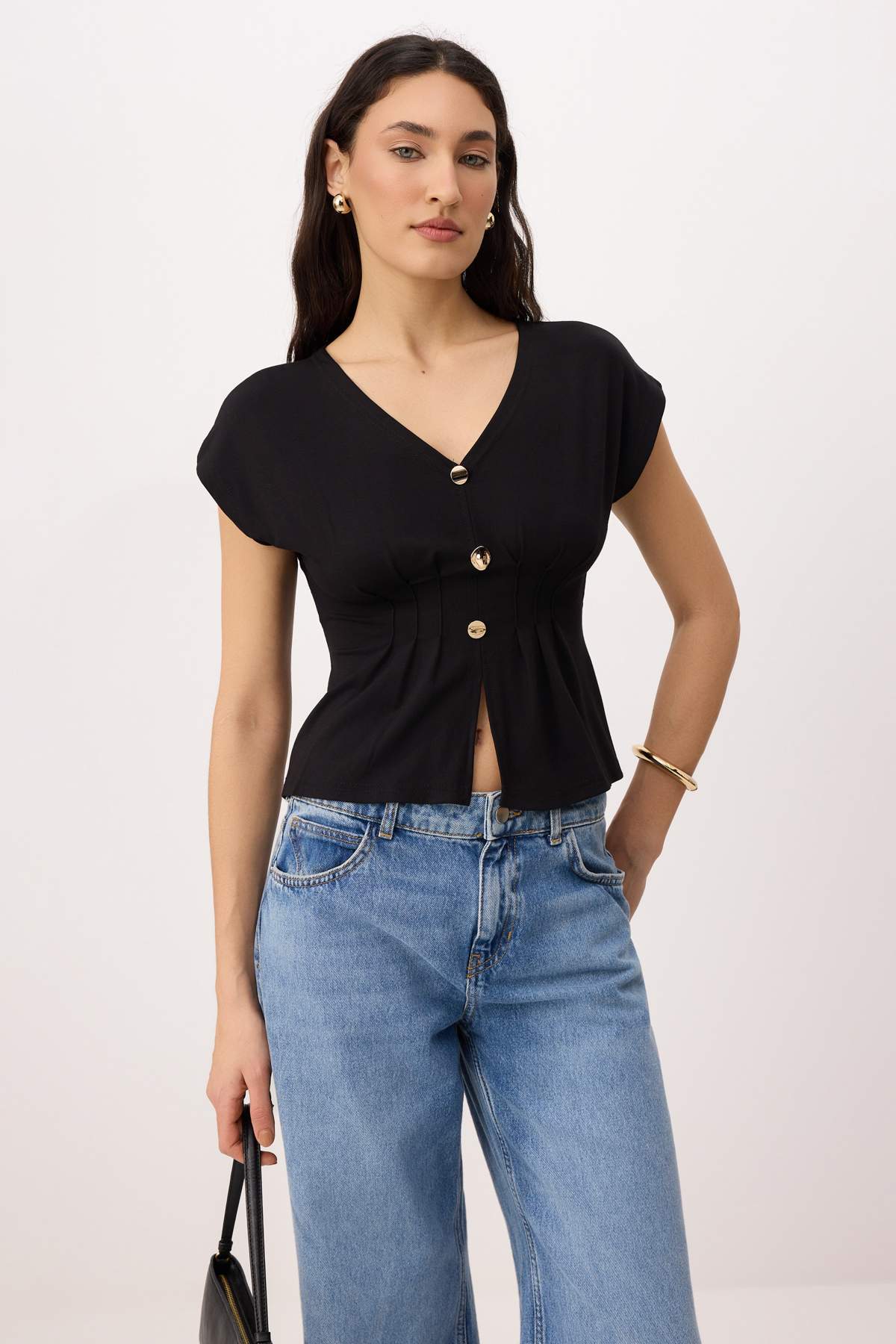 Trendyolmilla Siyah Fitted/Vücuda Oturan V Yaka Düğmeli Düşük Kol Kısa Kollu Yumuşak Örme Bluz TWOSS26BZ00711
