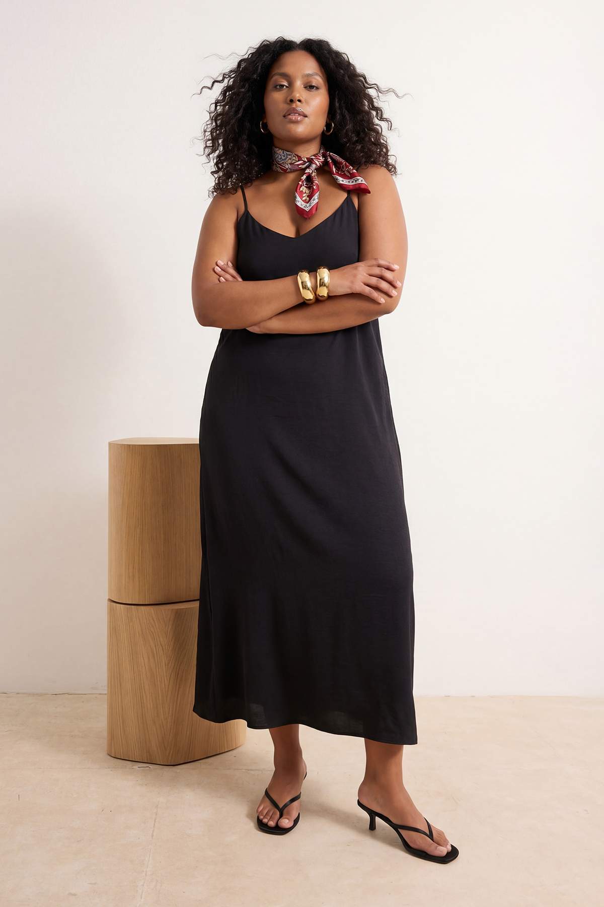 Trendyol Curve Schwarzes Shally Woven-Kleid in Übergröße TBBSS26AH00031