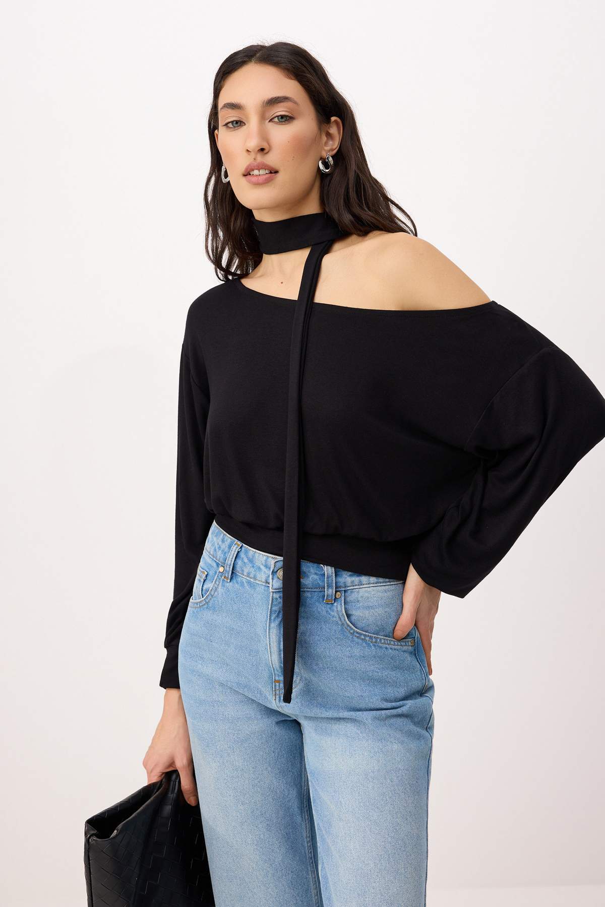 Trendyolmilla Siyah Açık Omuzlu Şal Aksesuar Detaylı Regular/Normal Kalıp Örme Bluz TWOAW26BZ00308