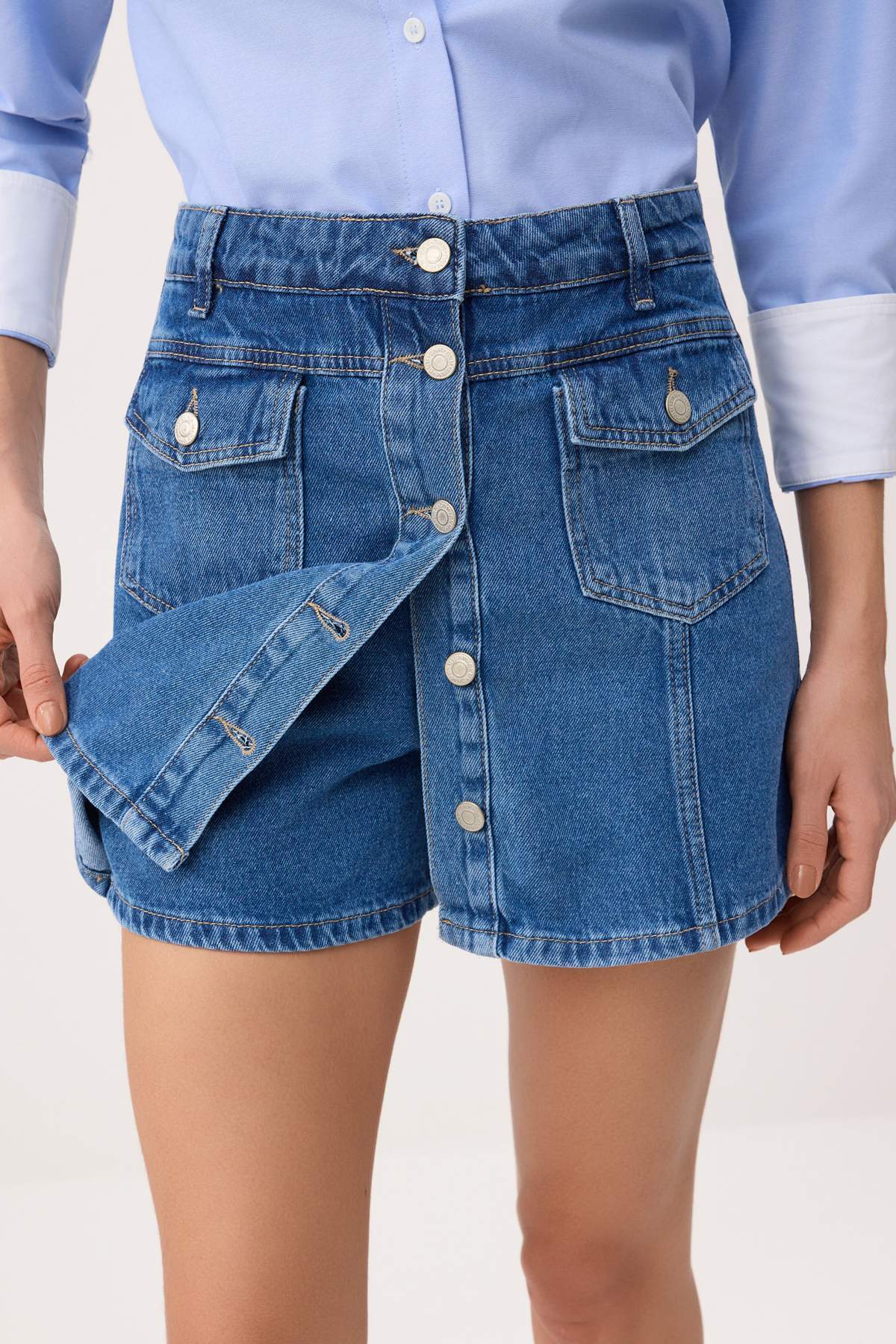 Trendyolmilla  Mavi Düğme Detaylı Denim Şort Etek TWOSS26SR00104 - Görsel 3
