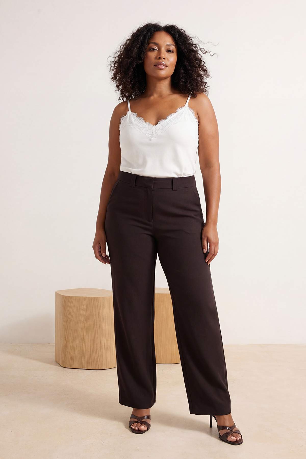 Trendyolmilla  Wardrobe Essentials Kahverengi Straight Fit Büyük Beden Dokuma Pantolon TBBSS26AR00017