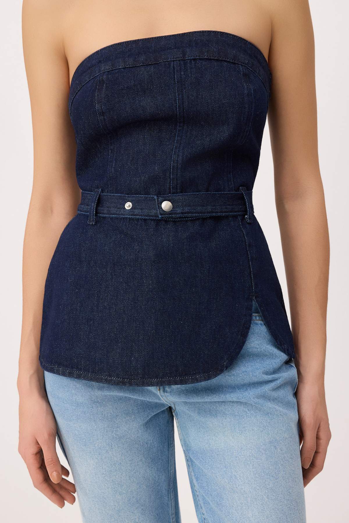 Trendyolmilla  Koyu Mavi Kemer Detaylı Az Esnek Straplez Denim Bluz TWOSS26BZ00656 - Görsel 3