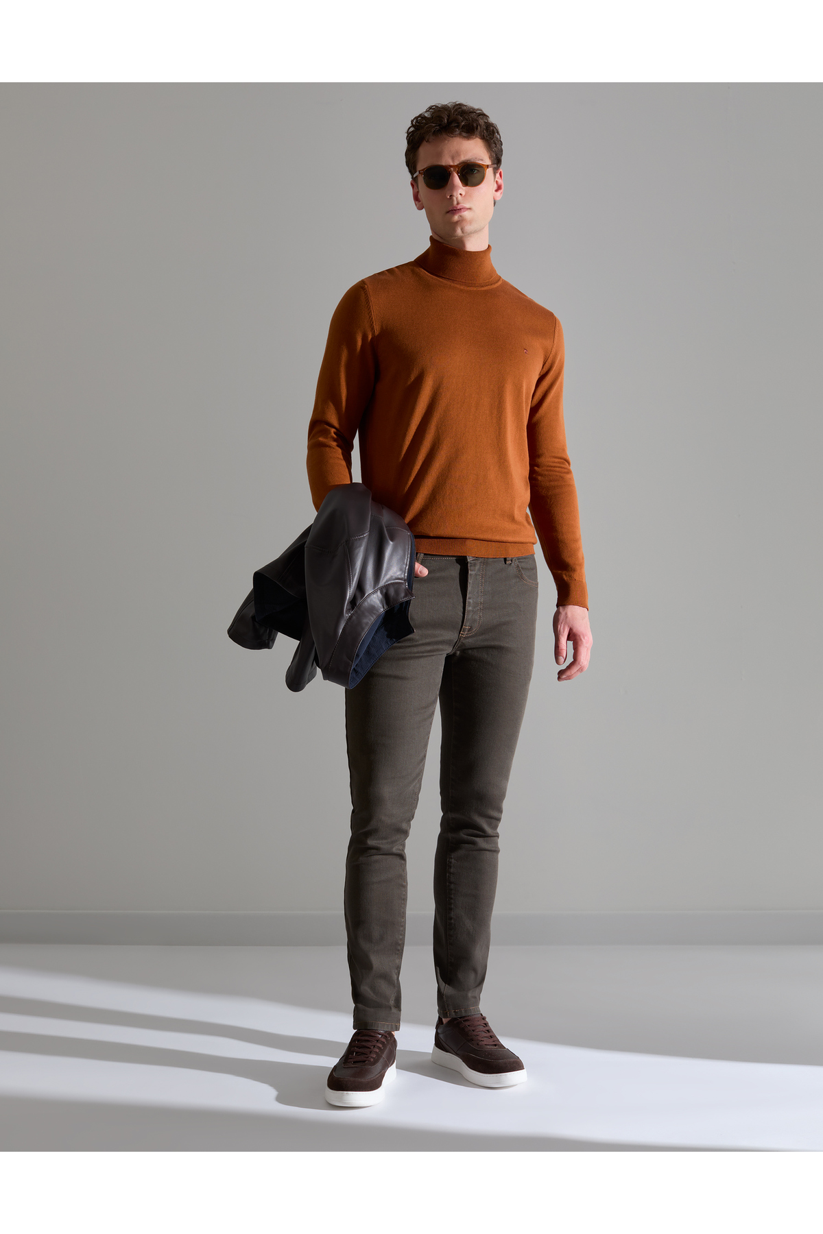 ژاکت بافتنی یقه اسکی قهوه‌ای اسلیم فیت مدل 50314202-VR040 پیر کاردین پلیور Pierre Cardin