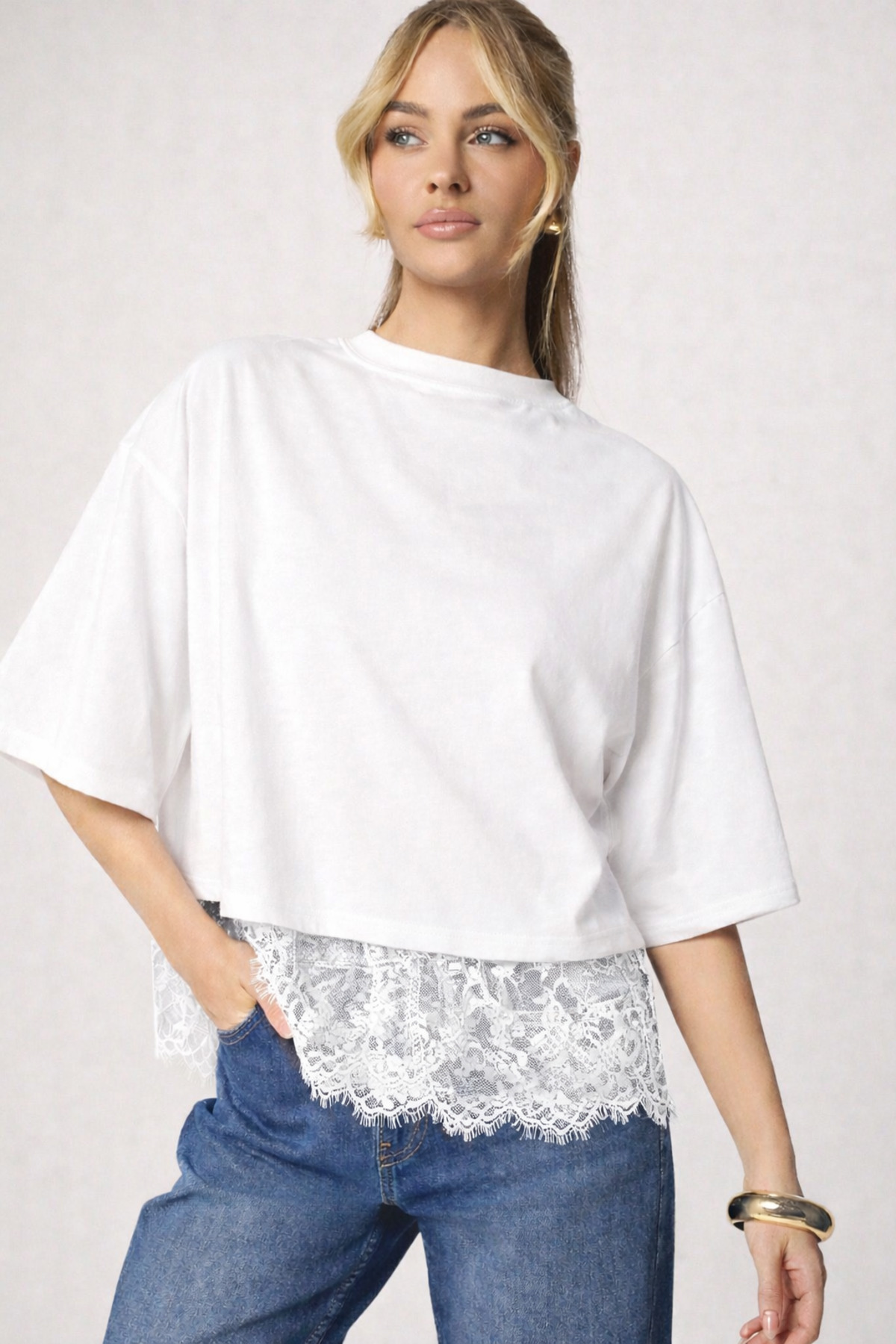 poswicon бяла къса ръкавна блуза с обло деколте, къса пола с дантелени детайли