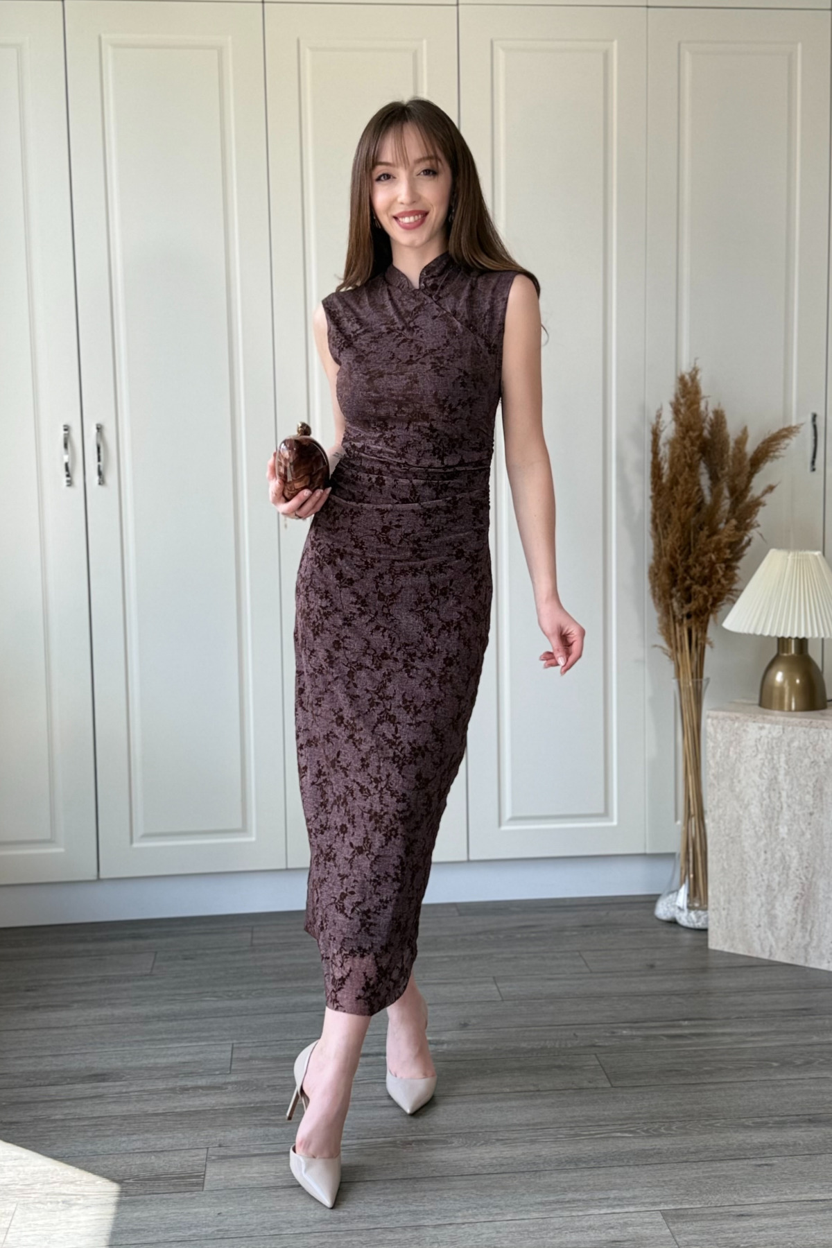 Dilay Gökoğlu Butik  Önü Düğmeli Kadife Baskılı Midi Kahverengi Tül Elbise - Görsel 4