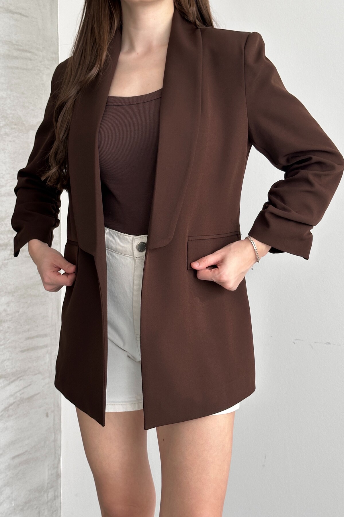 moda armanc  Kadın Kahverengi Blazer Ceket Büzgülü Kol Detaylı Şık Ofis Ceket Kruvaze Yaka Modern Blazer Ceket - Görsel 4