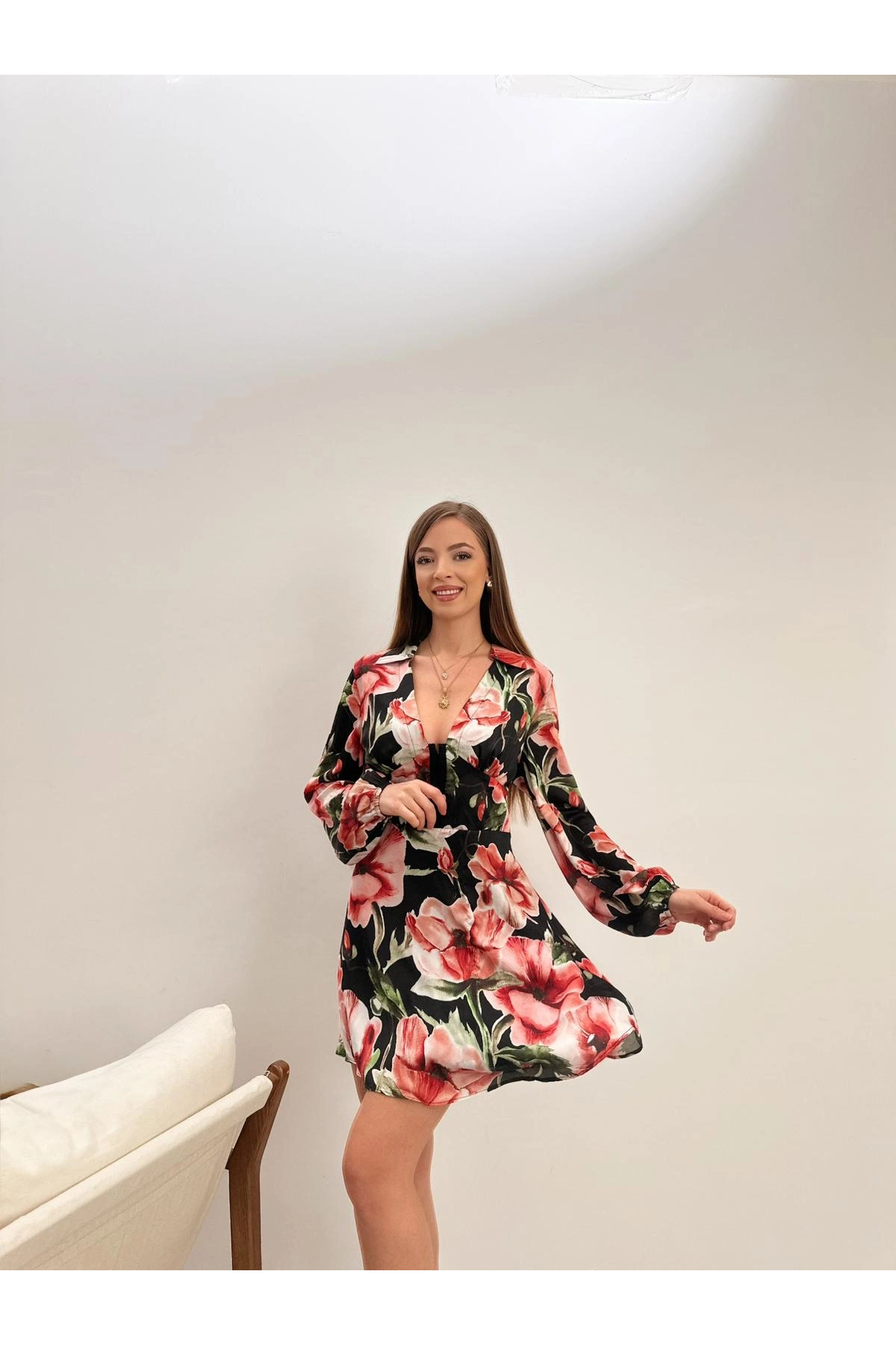 فستان منقوش بالزهور وياقة على شكل حرف V