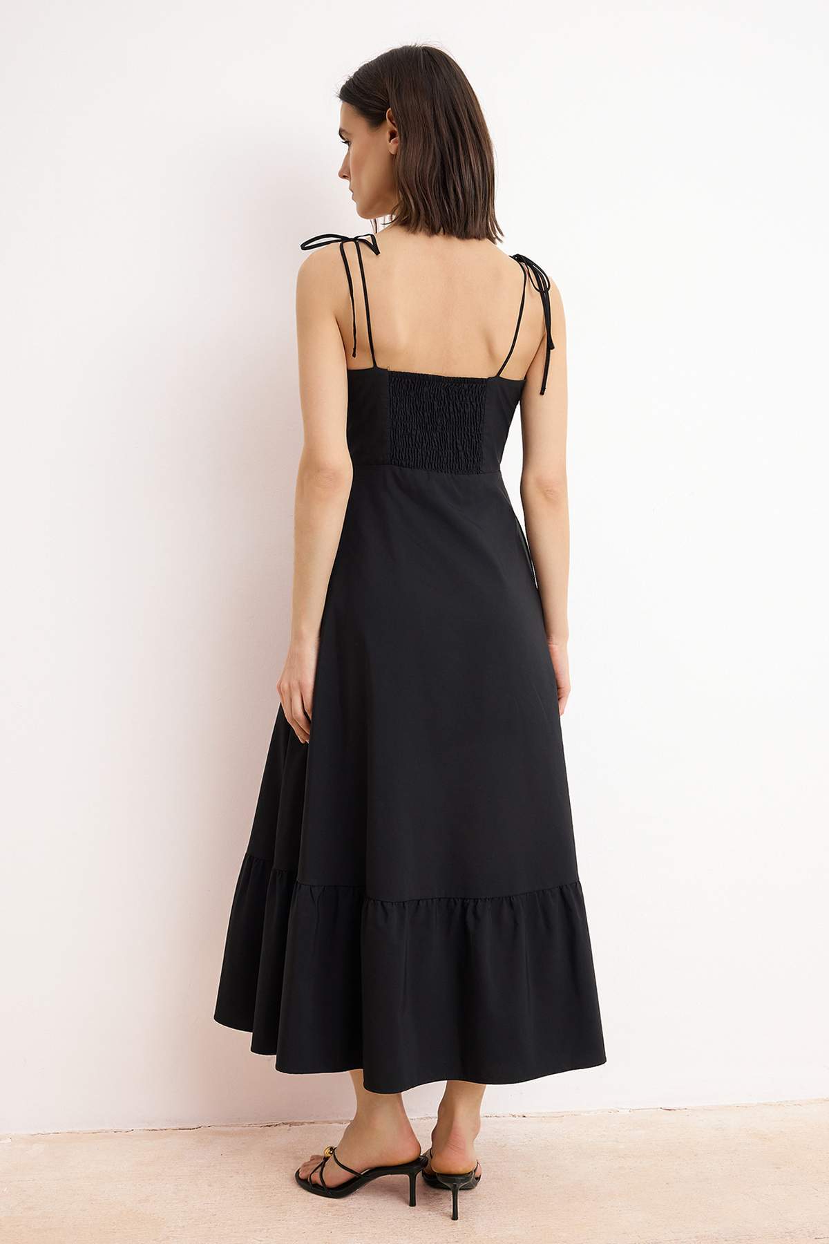 Trendyolmilla  Siyah Belden Açılan Drape Detaylı Askılı Dokuma Maxi Elbise TWOSS24EL01128 - Görsel 4