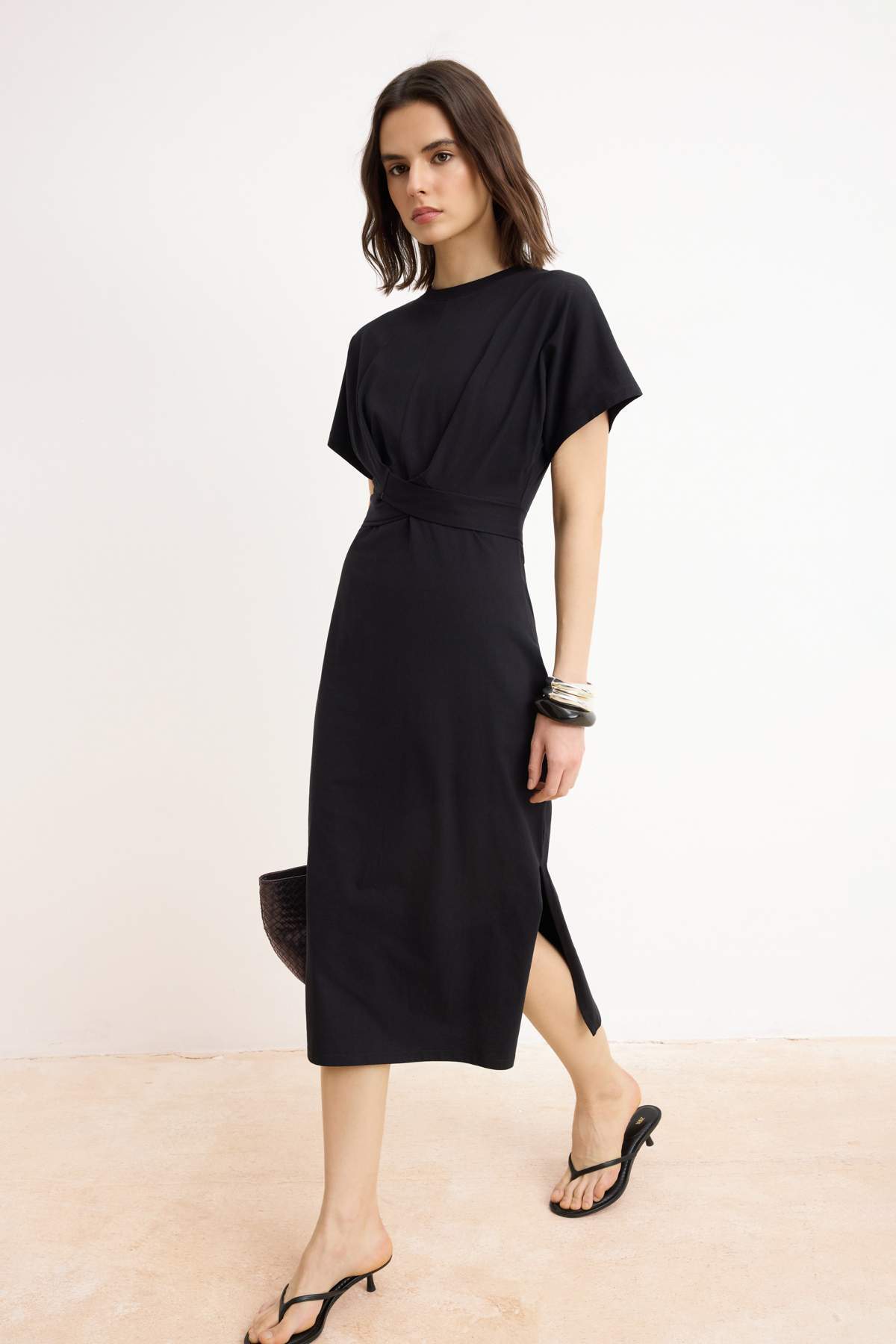 Trendyol Kollektion Schwarzes, tailliertes Midi-Bleistiftkleid aus 100 % Baum...