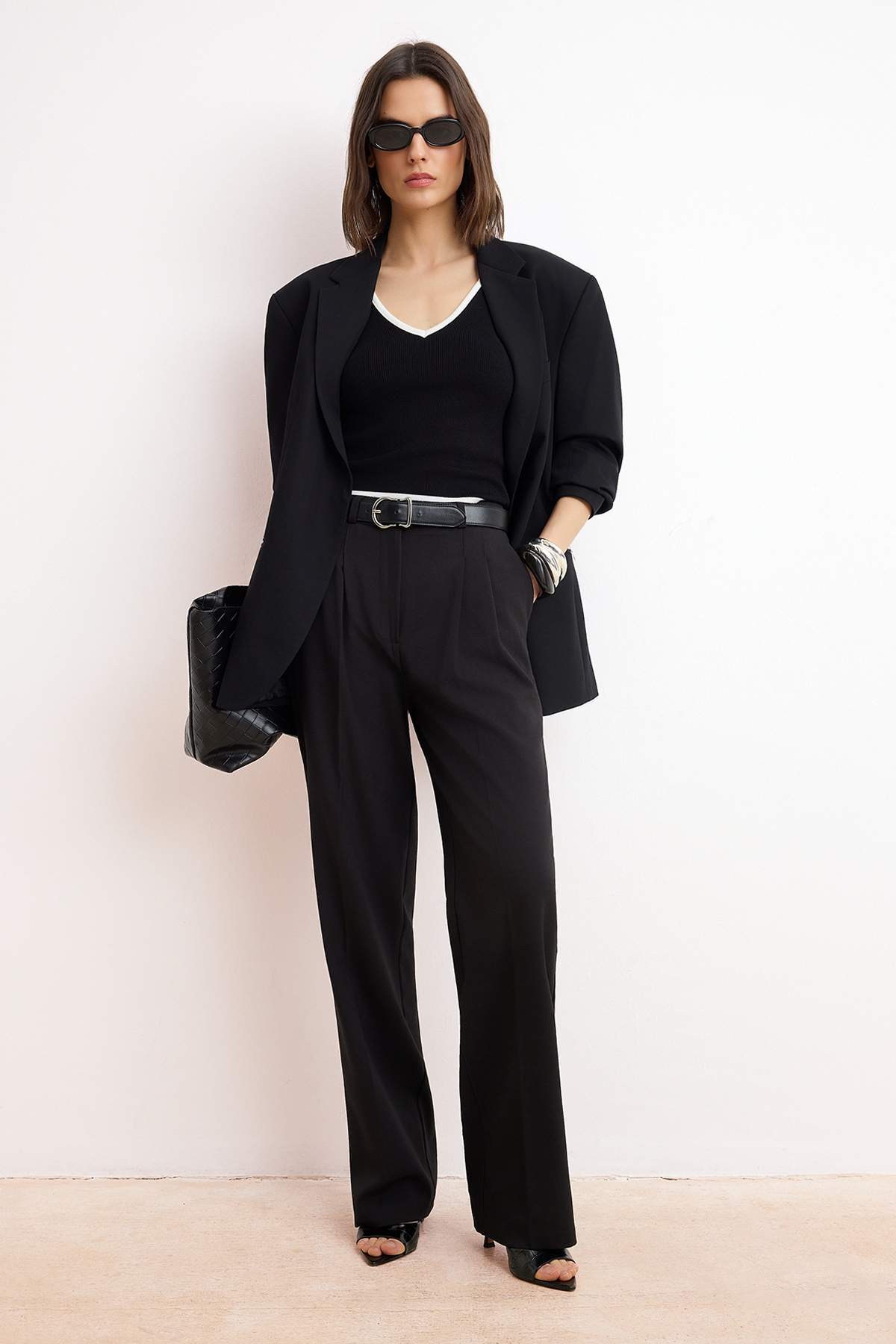 Trendyol Collection Crne*001 Ravne kroj Plisirane tkana tkanina Hlače TWOAW23...