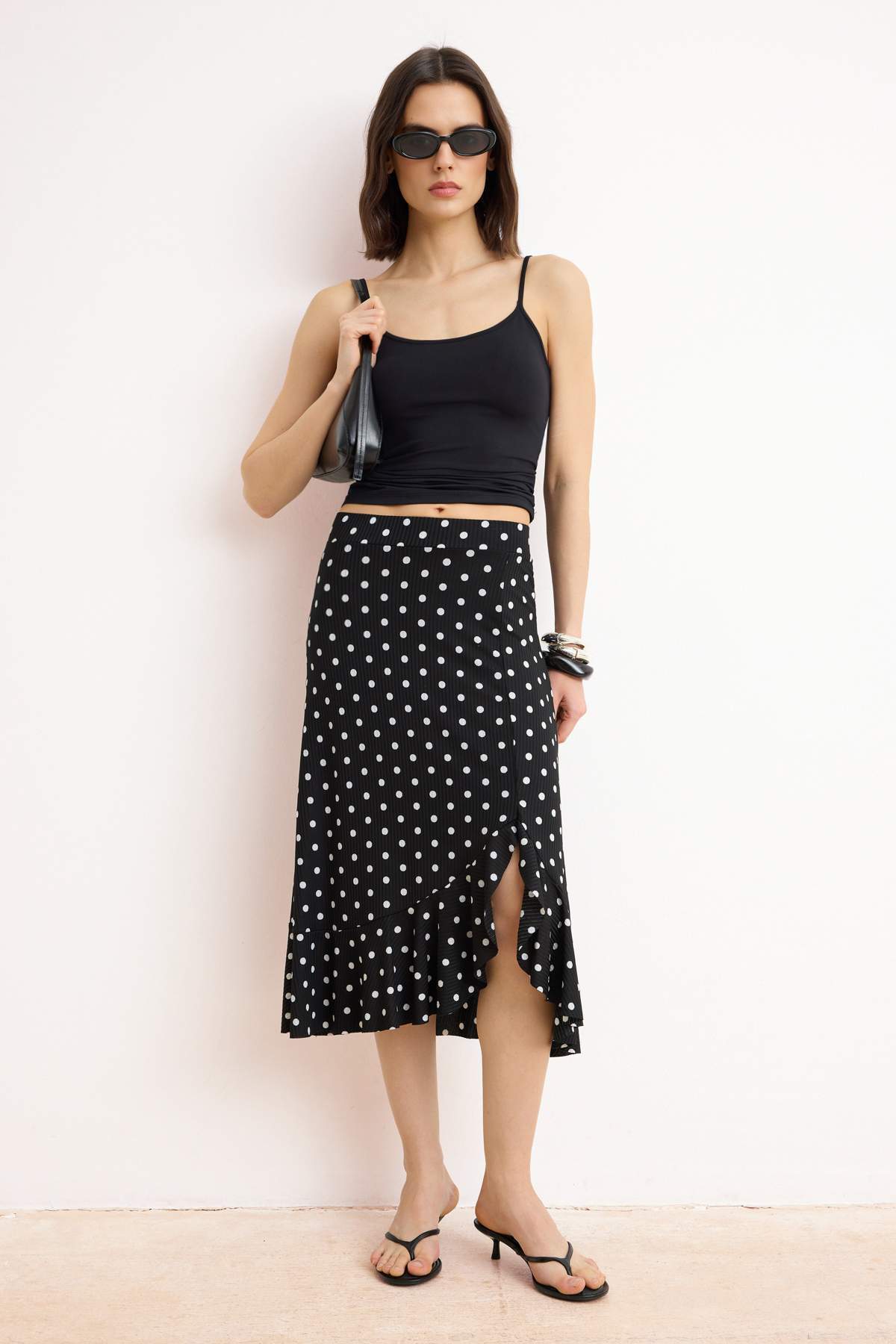 Trendyolmilla  Siyah Puantiye Desenli Büzgü Detaylı ve Volanlı Yüksek Bel Midi Esnek Örme Etek TWOSS21ET0029