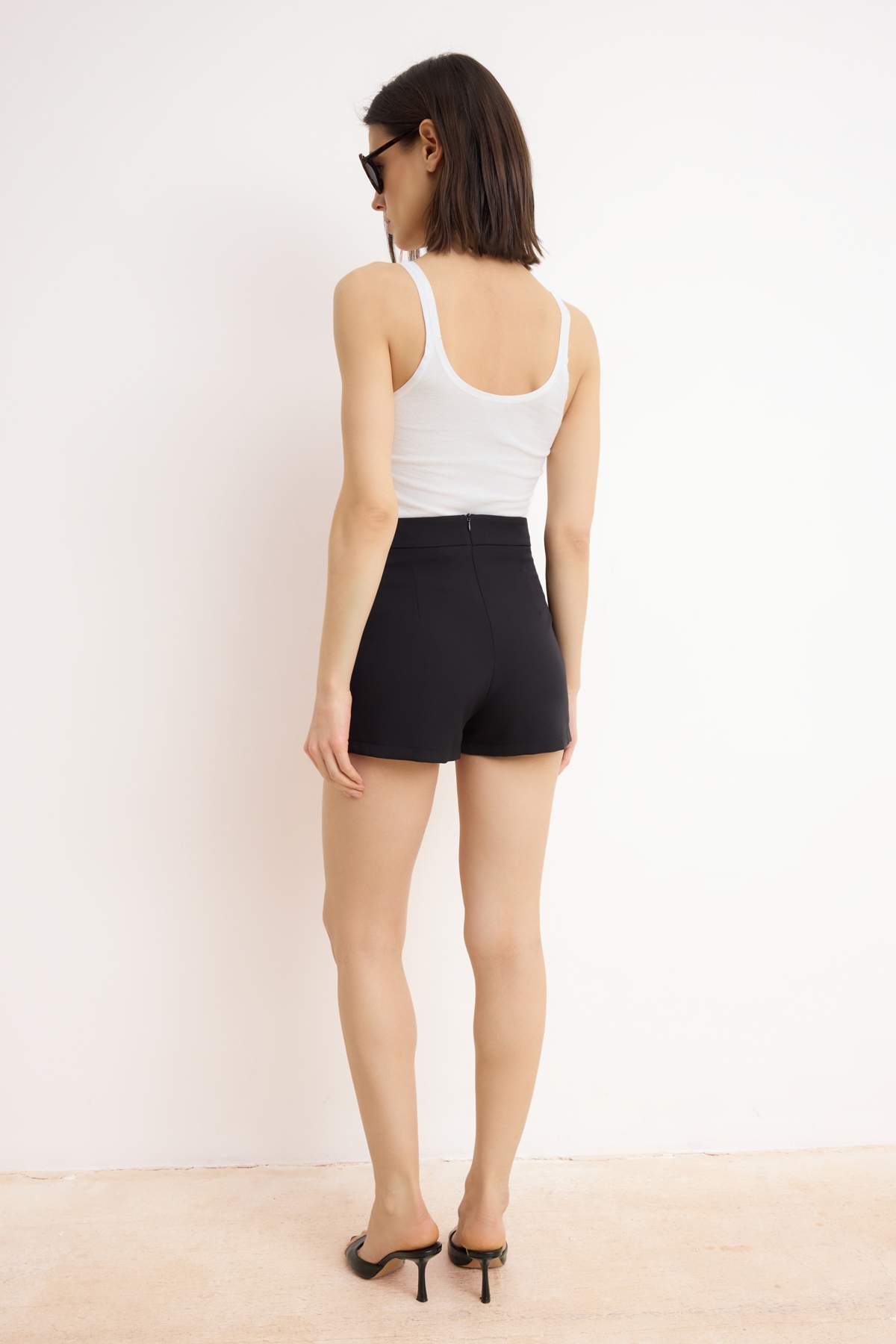 Trendyolmilla  Siyah Kemerli Süper Mini Dokuma Şort TWOAW21SR0078 - Görsel 4