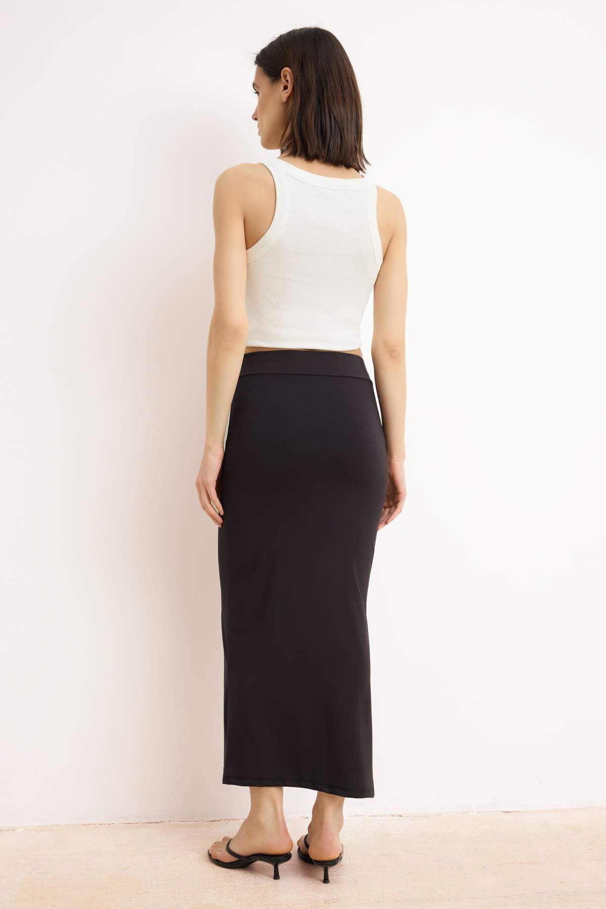 Trendyolmilla  Siyah Poliamid Düz Yırtmaçlı Kalem/Vücuda Oturan Midi Etek TWOAW25ET00046 - Görsel 4
