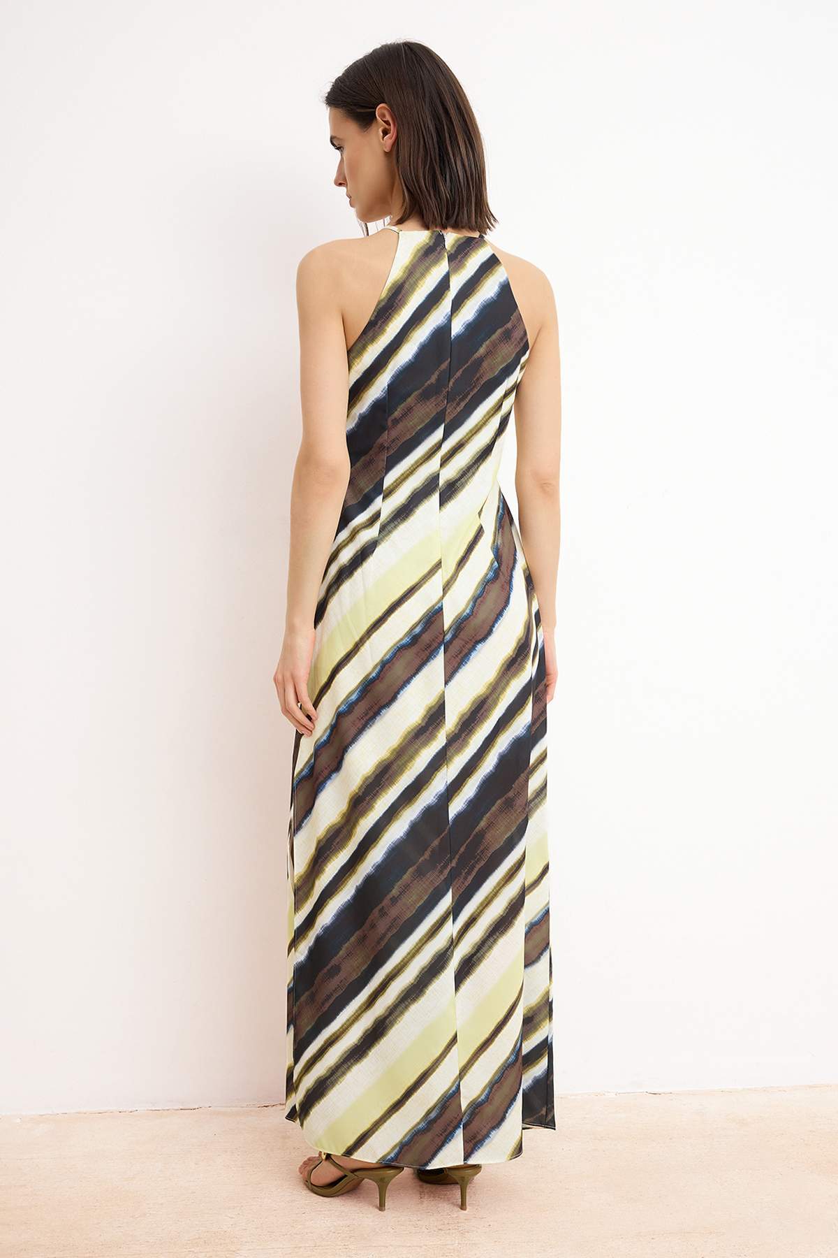 Trendyolmilla  Çok Renkli Batik Desenli Düz Kesim Kolsuz Maxi Astarlı Saten Dokuma Elbise TWOSS23EL02238 - Görsel 4