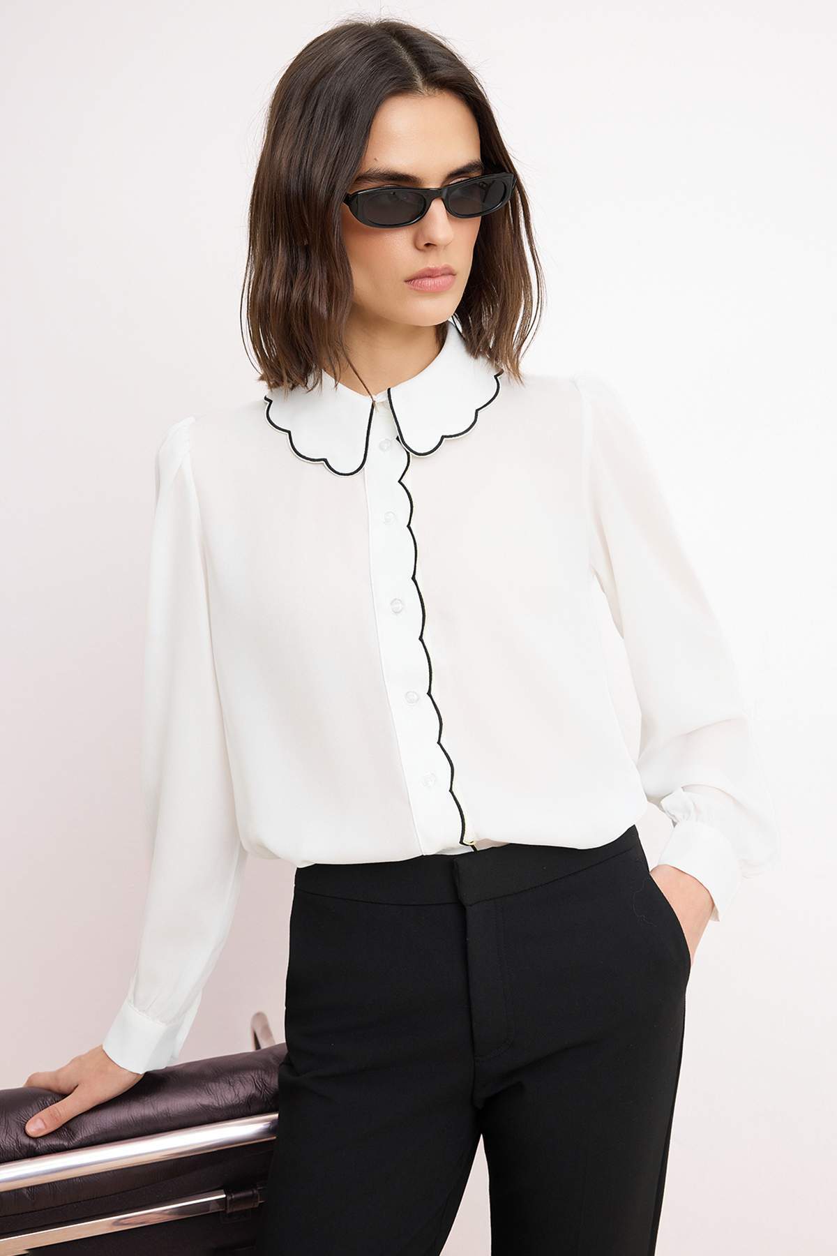 Trendyolmilla  Beyaz Nakış Detaylı Regular Normal Kalıp Dokuma Gömlek TWOAW21GO0302 - Görsel 2