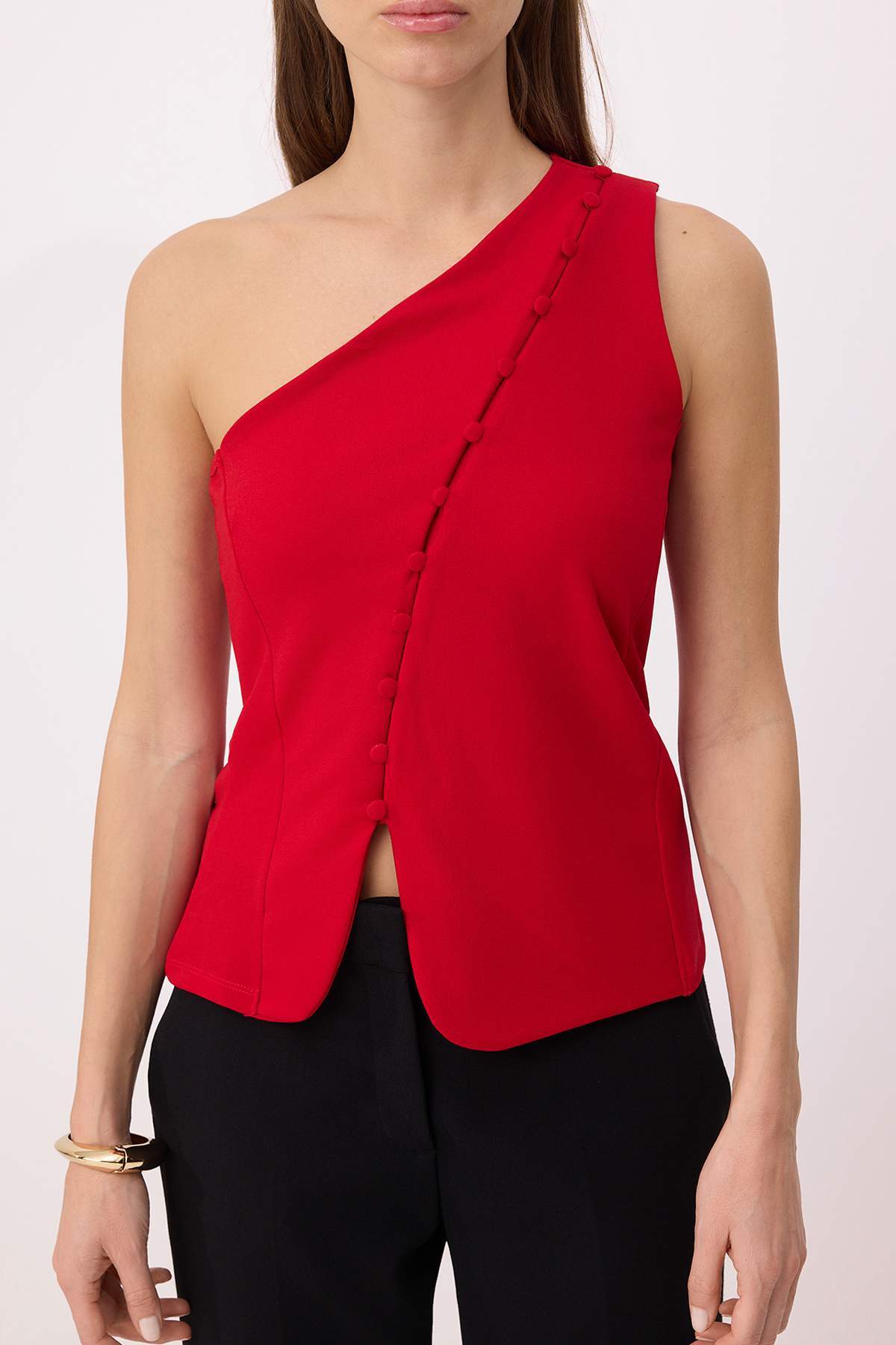 Trendyolmilla  Kırmızı Fitted/Vücuda Oturan Asimetrik Yaka Kolsuz Düğmeli Scuba Krep Örme Bluz TWOSS26BZ00278 - Görsel 3