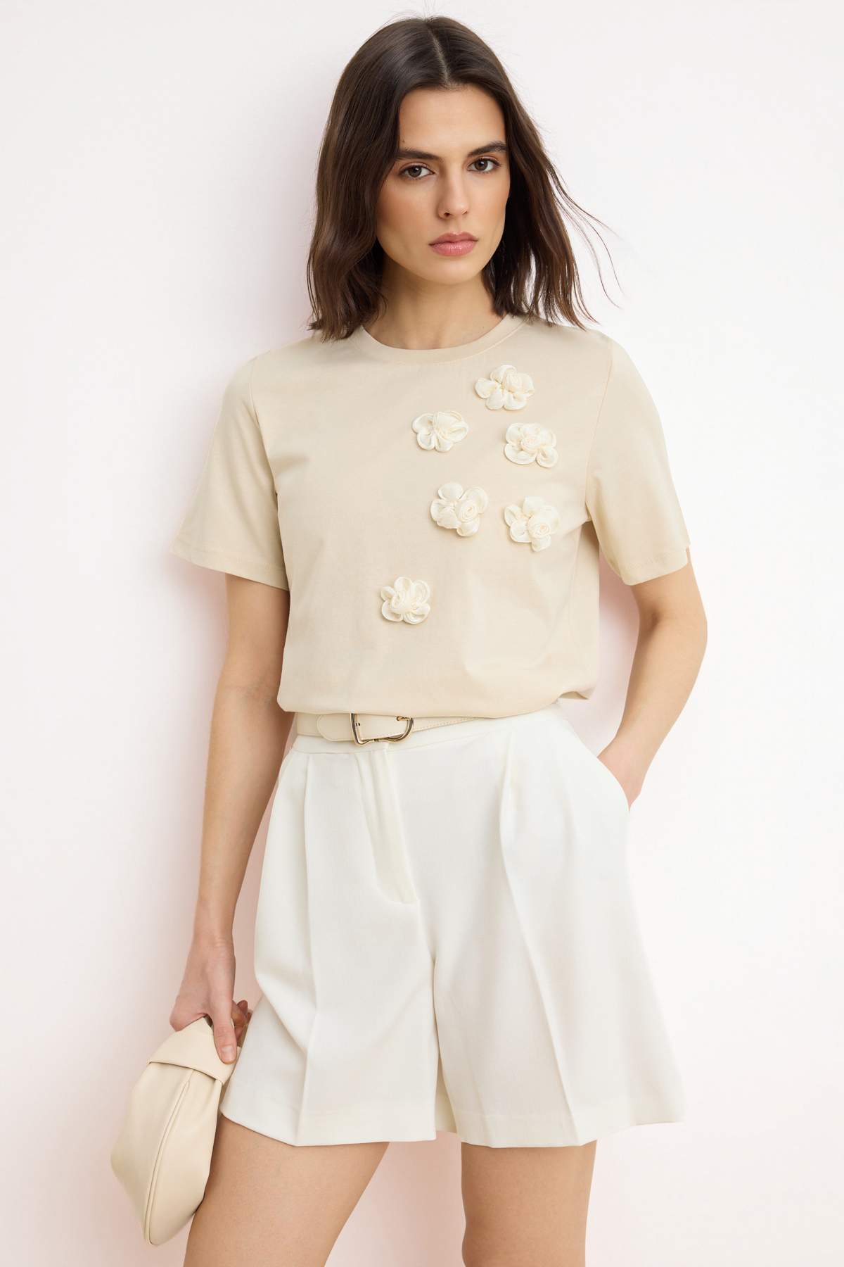 Trendyolmilla  Açık Taş %100 Pamuk Aksesuar Çiçek Detaylı Regular/Normal Kalıp Örme T-Shirt TWOSS25TS00026 - Görsel 2