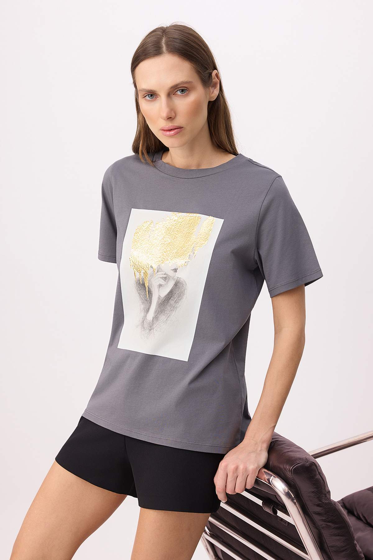 Trendyolmilla Antrasit Regular/Normal Kalıp Kısa Kollu Varak Baskılı %100 Pamuk Örme T-shirt TWOSS26TS00073