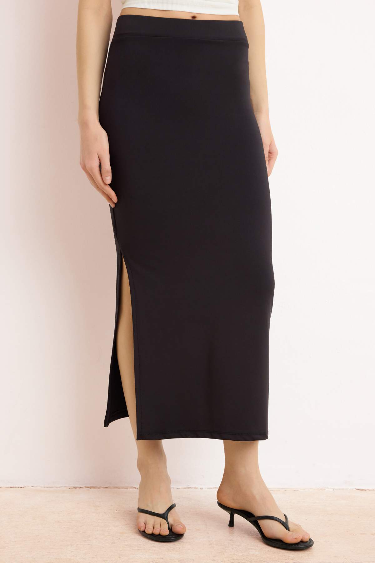 Trendyolmilla  Siyah Poliamid Düz Yırtmaçlı Kalem/Vücuda Oturan Midi Etek TWOAW25ET00046 - Görsel 3
