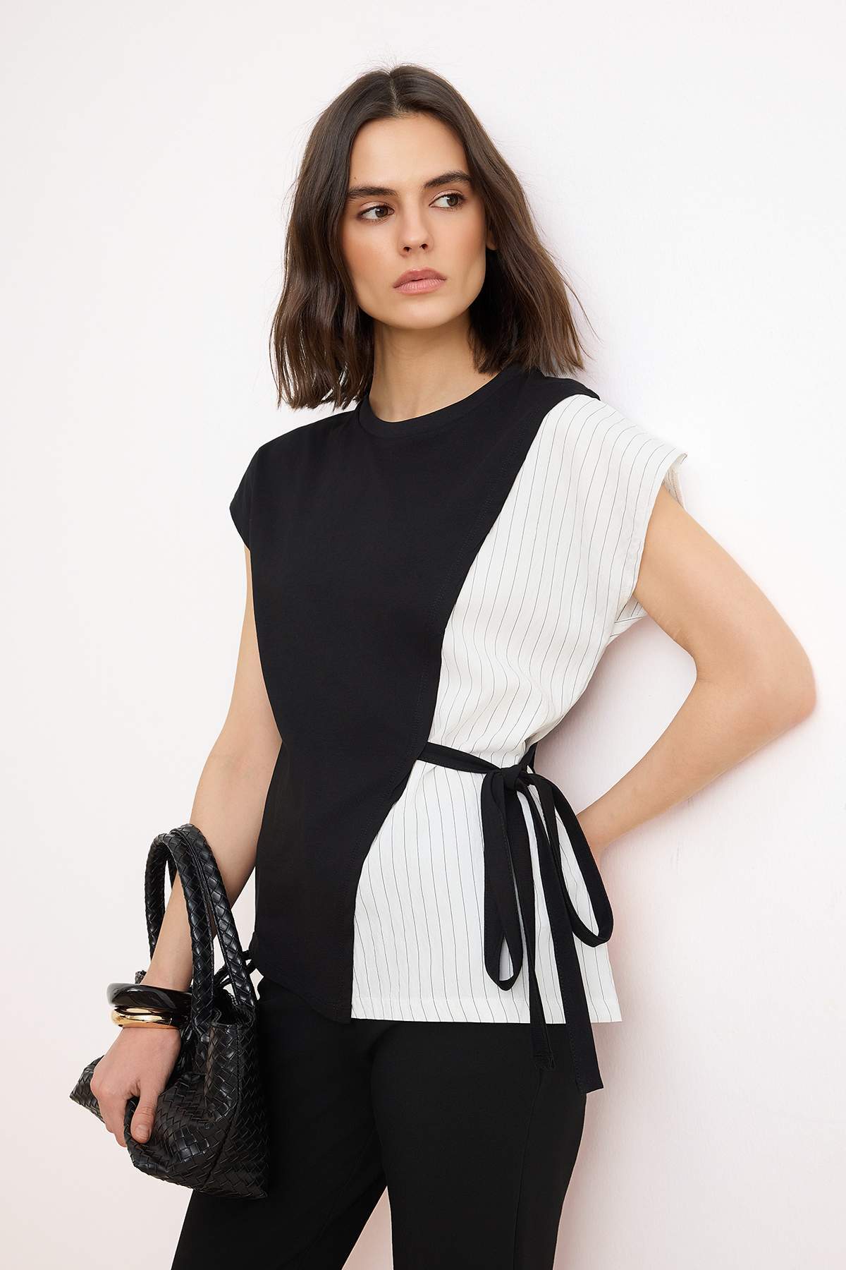 Trendyol kolekcija Crna*001 bluza opuštenog kroja sa naborima i detaljima vez...