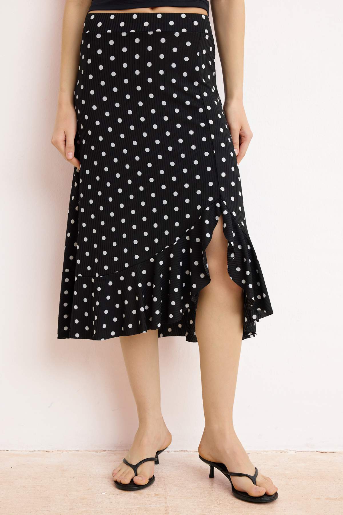 Trendyolmilla  Siyah Puantiye Desenli Büzgü Detaylı ve Volanlı Yüksek Bel Midi Esnek Örme Etek TWOSS21ET0029 - Görsel 3