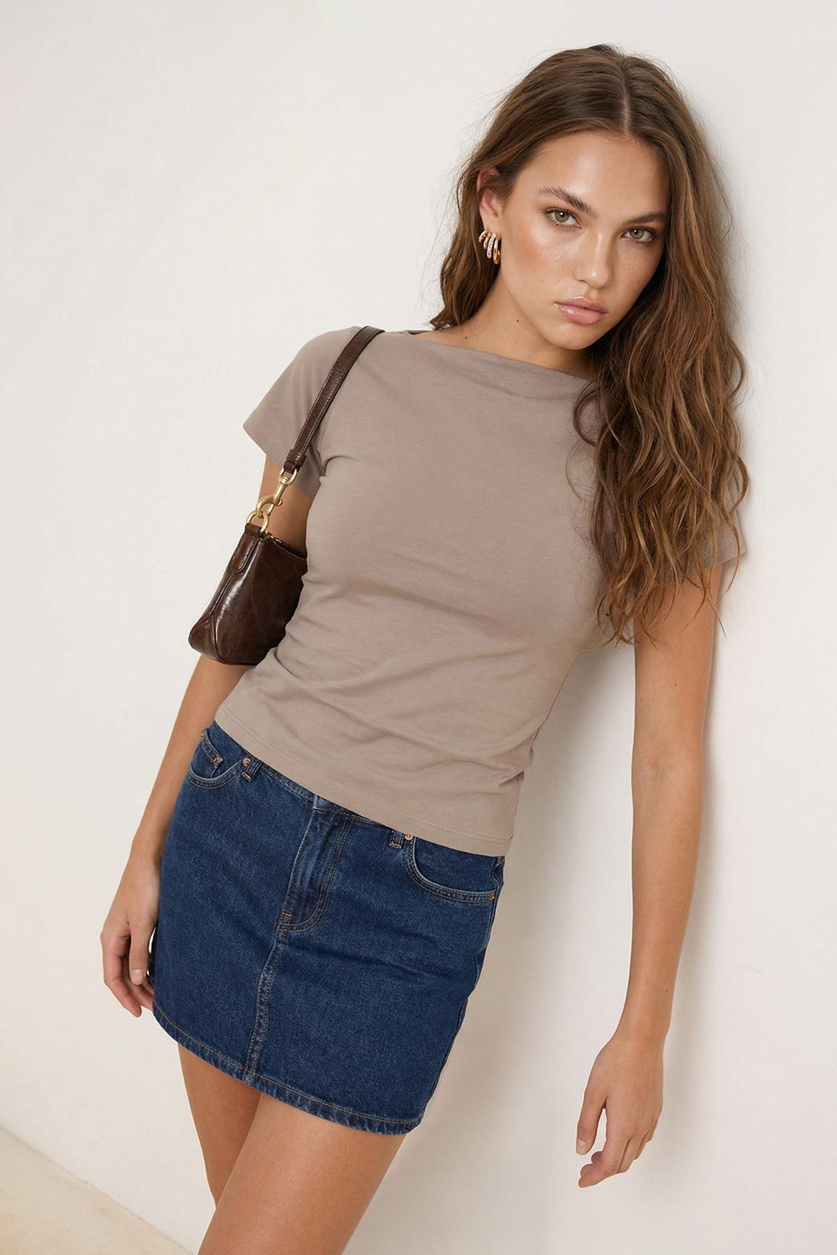 Kolekce Trendyol Pletené tričko Mink Relaxed/Rahat Fit s lodičkovým výstřihem...