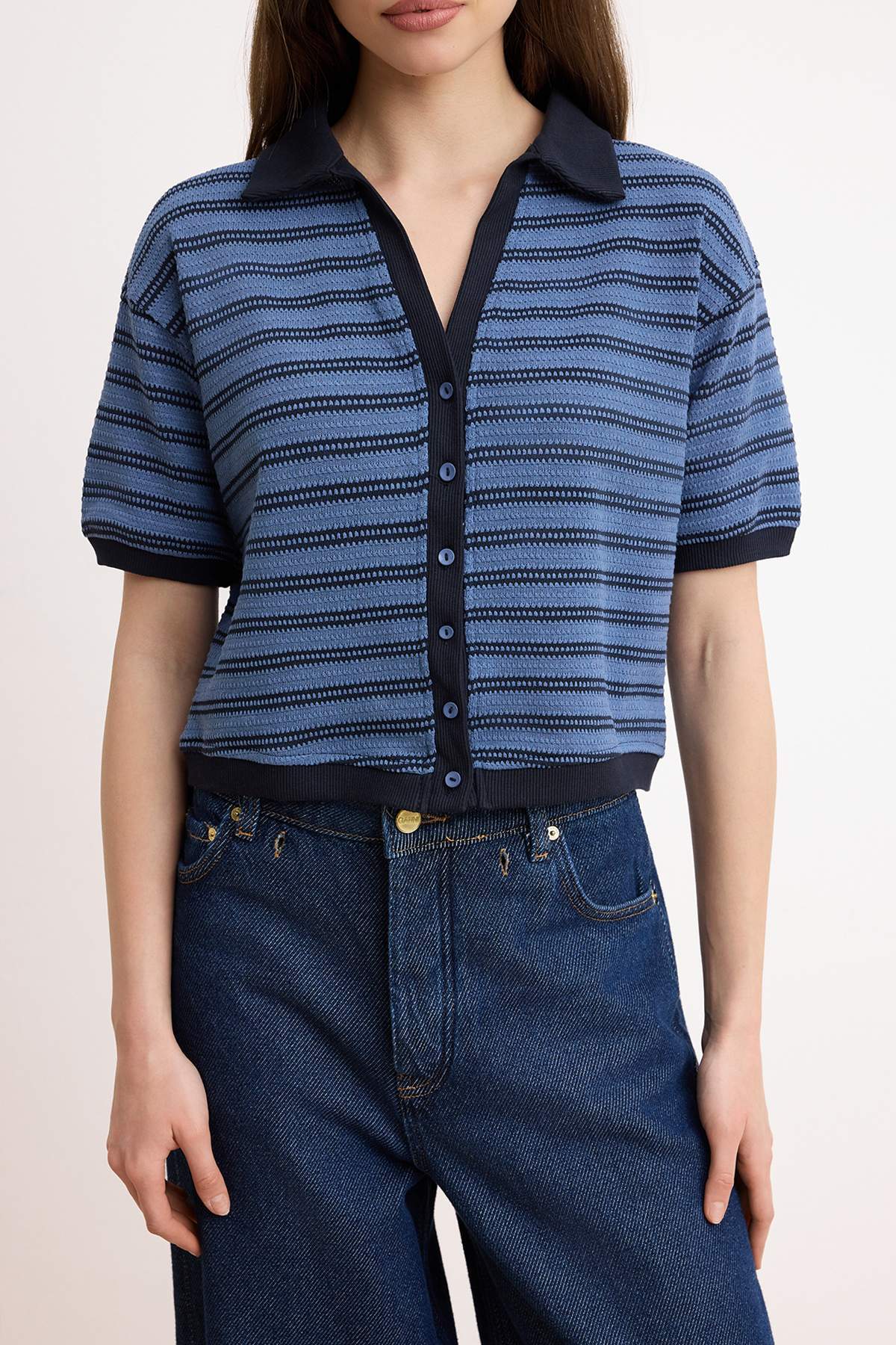 Trendyolmilla  Lacivert Çizgili Regular/Normal Kalıp Polo Yaka Düğmeli Triko görünümlü Örme Bluz TWOSS26BZ00172 - Görsel 3