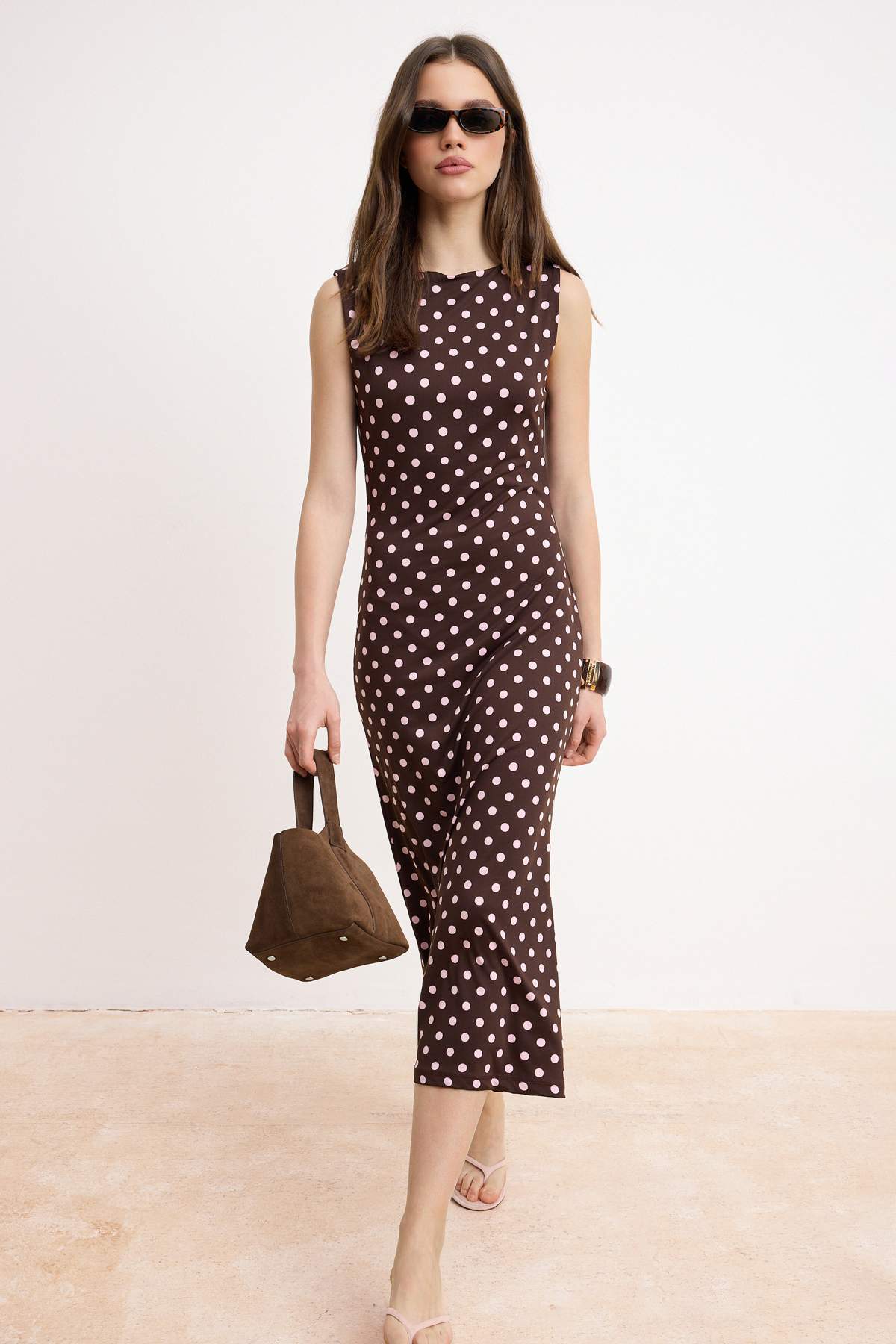 Trendyolmilla  Kahverengi Puantiyeli Bodycon Kayık Yaka Kolsuz Maxi Esnek Örme Elbise TWOSS26EL00200