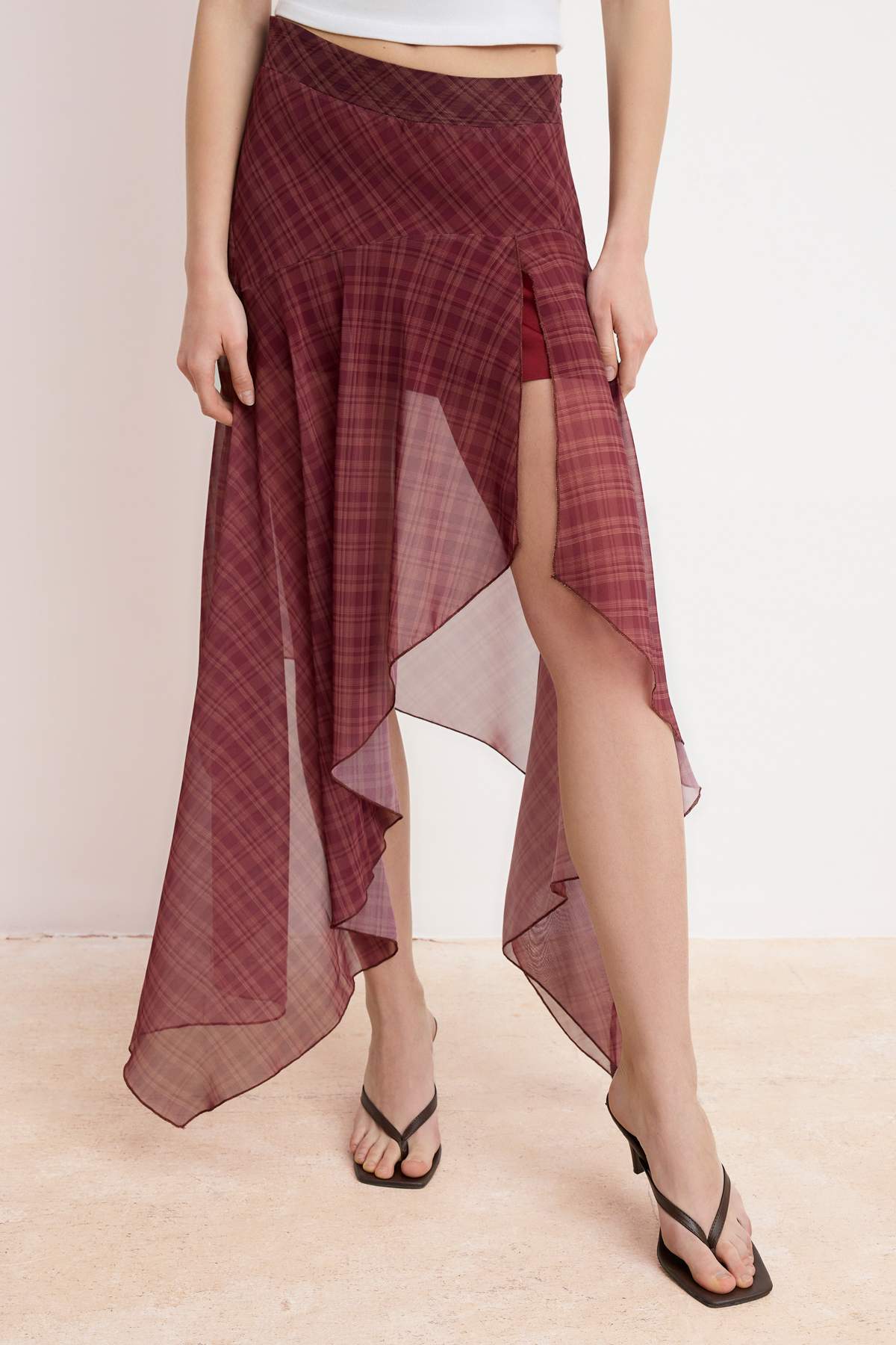 Trendyolmilla  Bordo Şifon Ekoseli Asimetrik Mini Etek TWOSS26ET00161 - Görsel 3