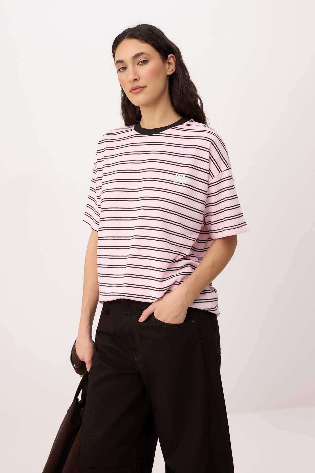 Trendyolmilla  Pembe Çizgili Oversize/Geniş Kalıp Düşük Kol Kısa Kollu Tok %100 Pamuk Örme T-Shirt TWOSS26TS00152 - Görsel 2