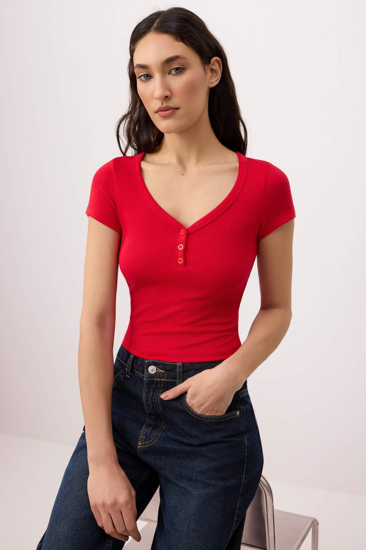 Trendyolmilla  Kırmızı Fitted/Vücuda Oturan V Yaka Kısa Kollu Pamuk Ribana Örme T-Shirt TWOSS26TS00125