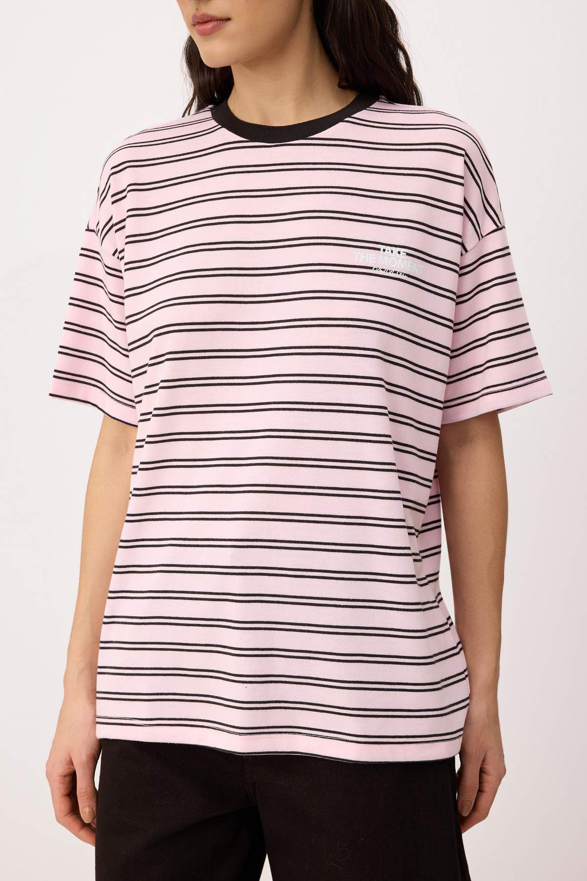 Trendyolmilla  Pembe Çizgili Oversize/Geniş Kalıp Düşük Kol Kısa Kollu Tok %100 Pamuk Örme T-Shirt TWOSS26TS00152 - Görsel 3