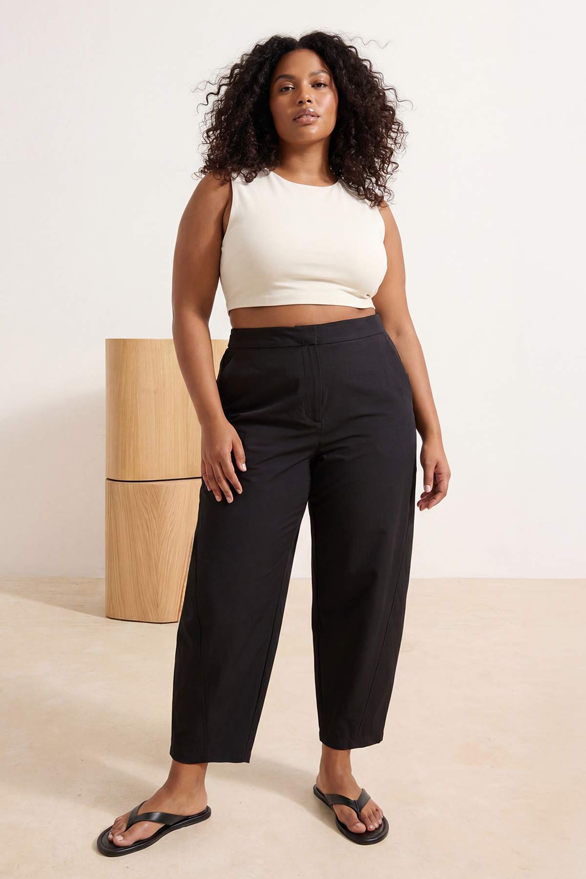 Trendyolmilla  Wardrobe Essentials Siyah Balon Kalıp Yazlık Büyük Beden Dokuma Pantolon TBBSS26AR00013 - Görsel 3