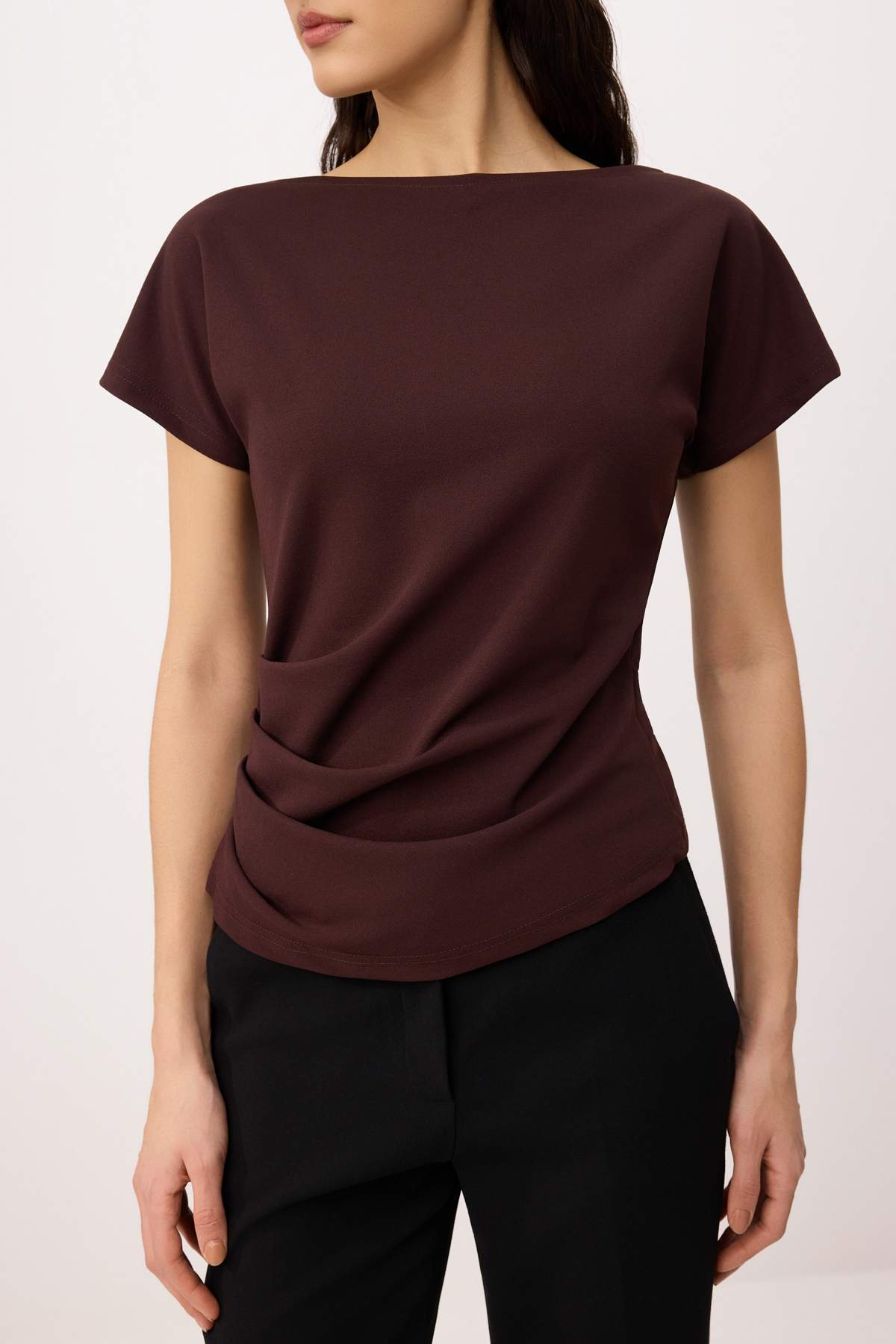 Trendyolmilla  Kahverengi Fitted/Vücuda Oturan Kayık Yaka Düşük Kol Kısa Kollu Scuba Krep Örme Bluz TWOSS26BZ00080 - Görsel 3