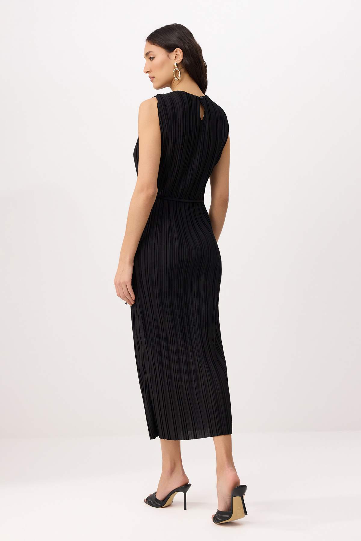 Trendyolmilla  Siyah Düz Shift Bisiklet Yaka Standart Kol Kolsuz Maxi Pilise Örme Elbise TWOSS26EL00502 - Görsel 4