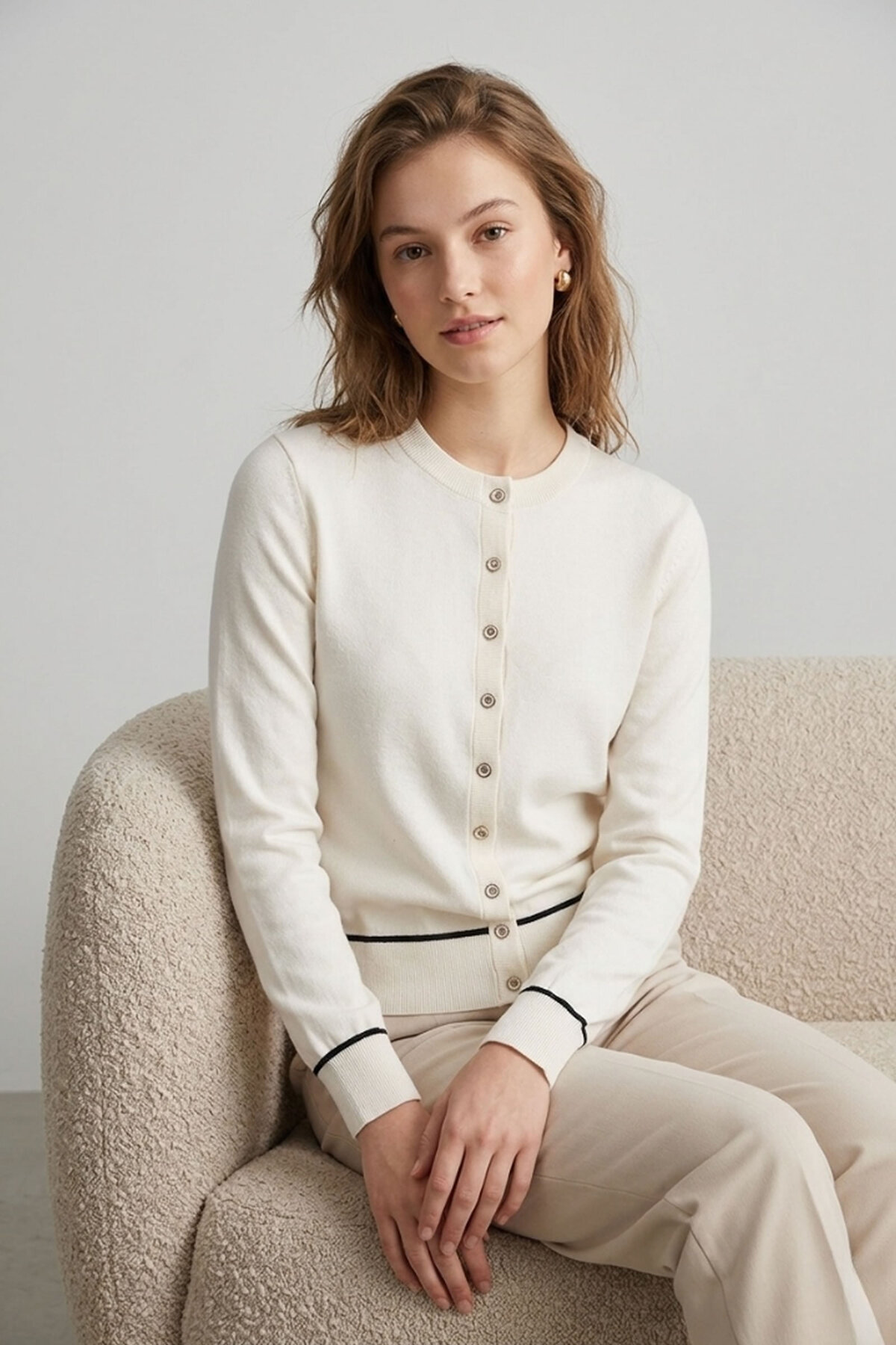 Şiir  Raye Kadın Yumuşak Dokulu Ara Biyeli Sıfır Yaka Düğmeli Uzun Kollu Örme Hırka - Ekru - Görsel 3