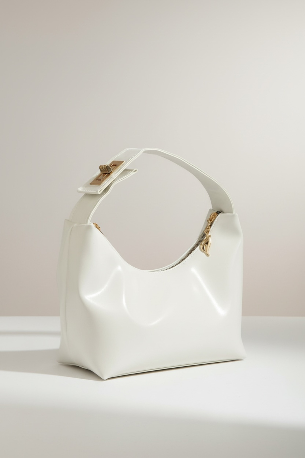 ROYAL LADYS Раница с цип и златна катарама за рамо и ръка