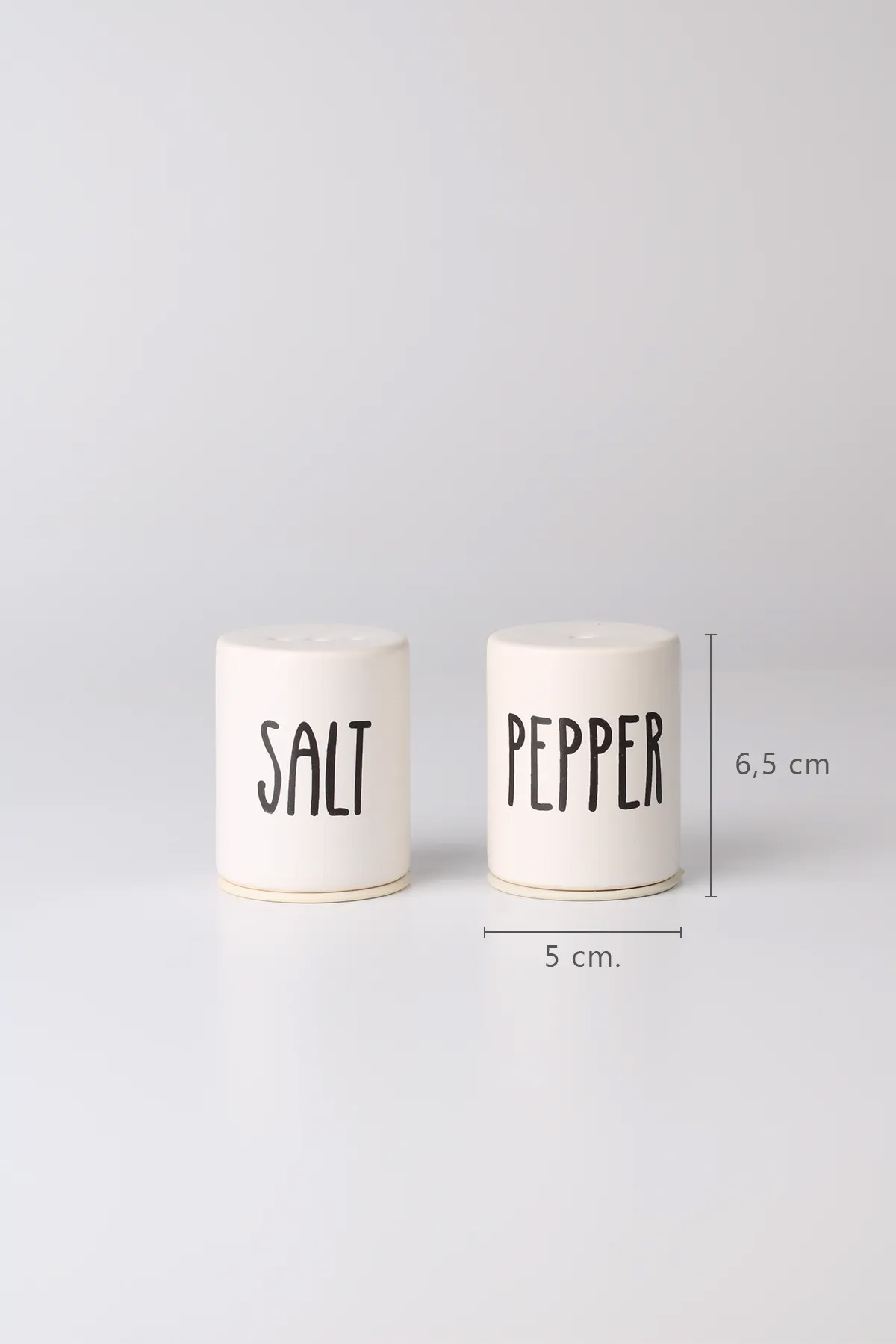ست نمک و فلفل سرامیکی - ۲ عددی با نوشته Salt Pepper، ادویه‌جات مدرن