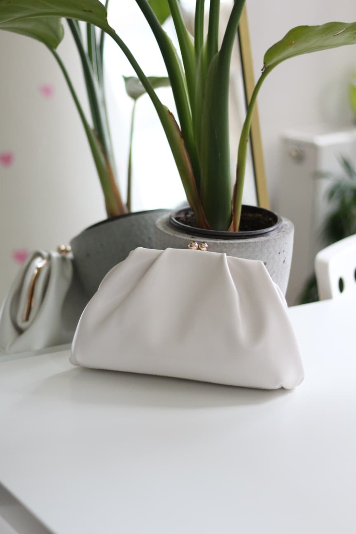 Women's White Scholarship Pleated Chain Shoulder Bag