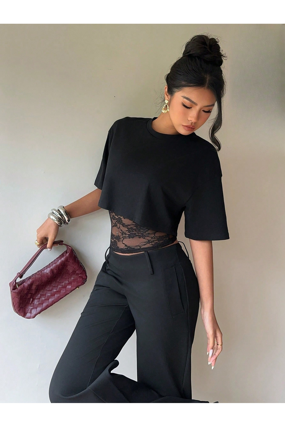 Wild Flower  Siyah Crop Tişört Kadın Dantel Detaylı Yuvarlak Yaka Şık Üst Bluz - Görsel 4