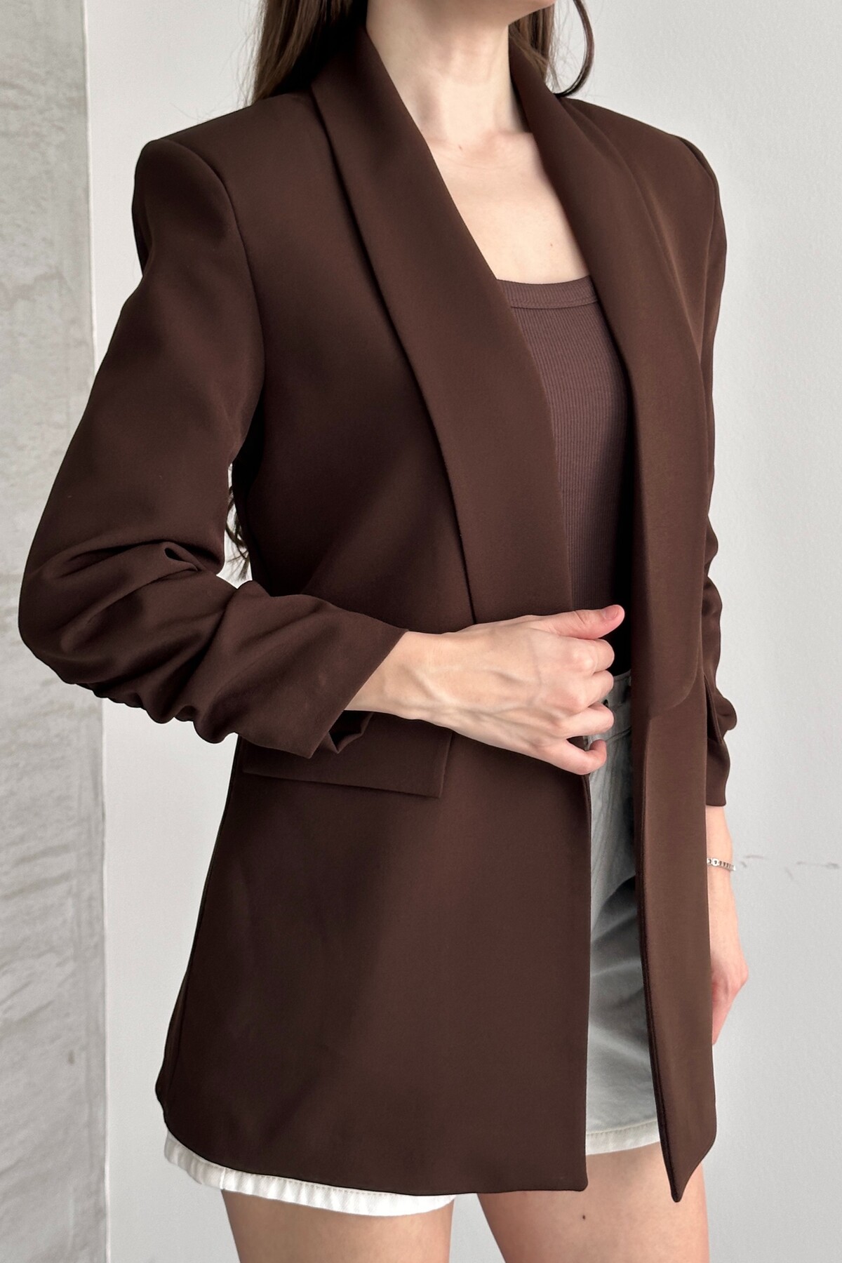 moda armanc  Kadın Kahverengi Blazer Ceket Büzgülü Kol Detaylı Şık Ofis Ceket Kruvaze Yaka Modern Blazer Ceket - Görsel 5