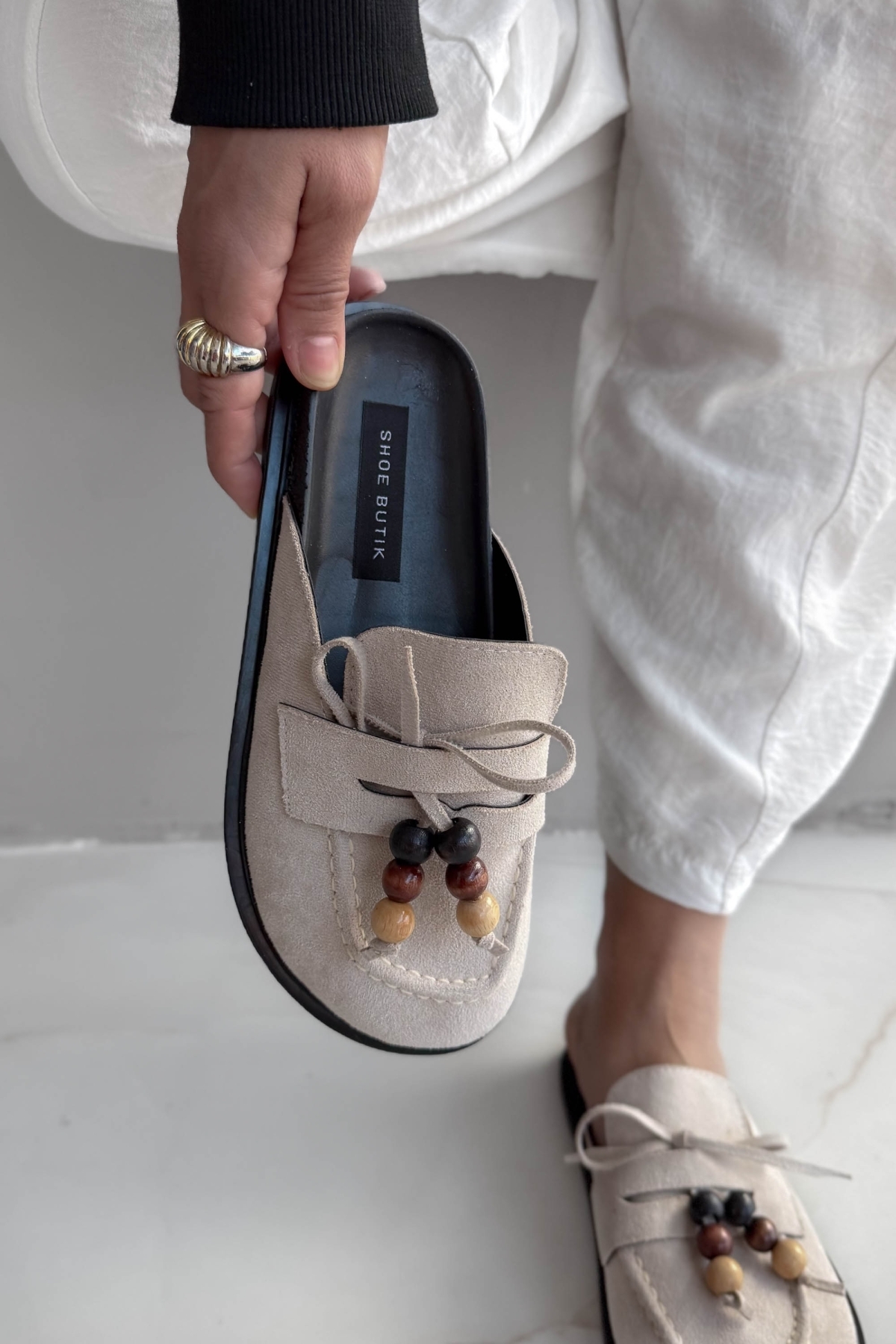 Shoebutik Katalina bež ženske papuče od antilopa sa trakom i detaljima od perli
