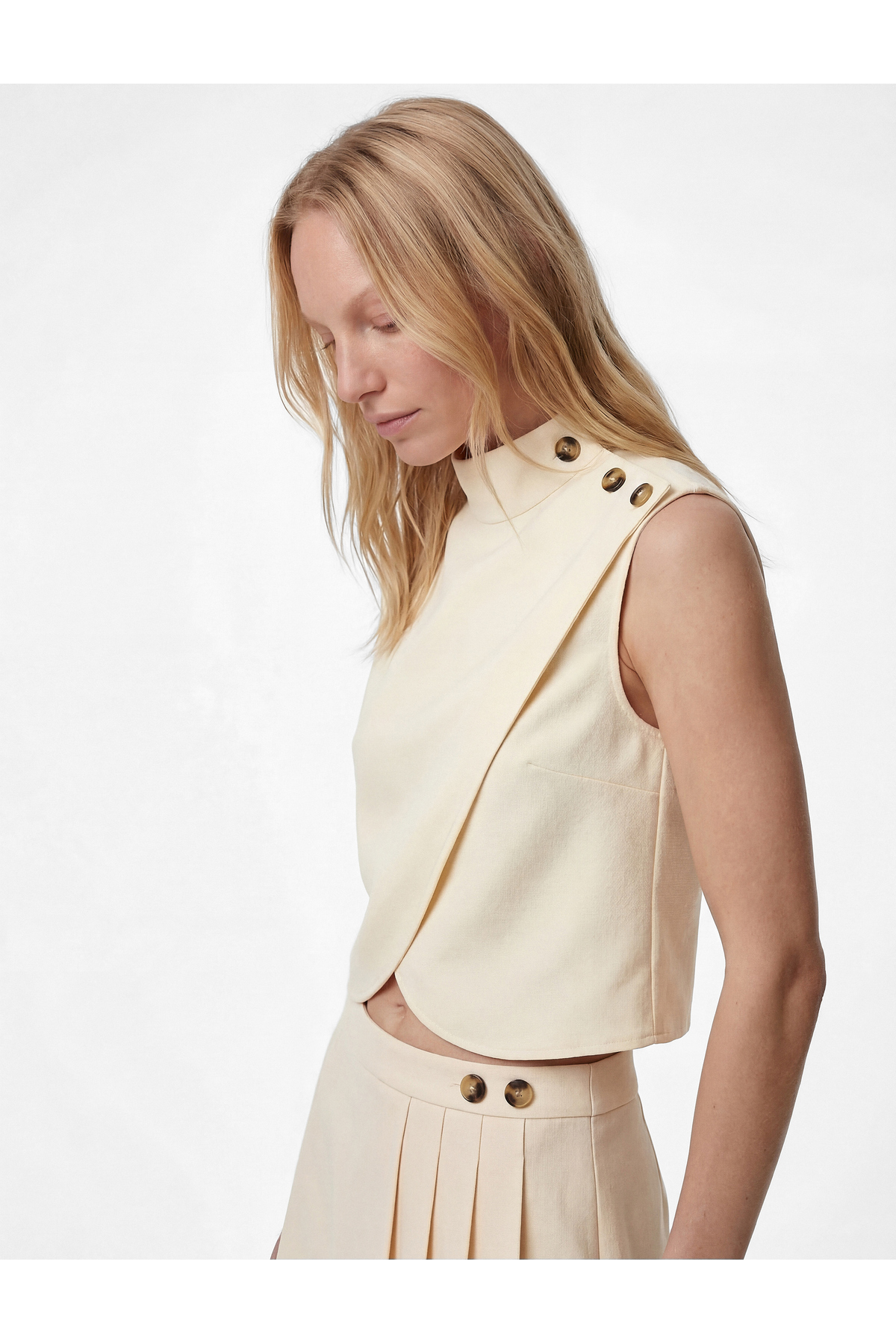 Koton  Asimetrik Kesim Düğme Detaylı Kolsuz Dik Yaka Bluz