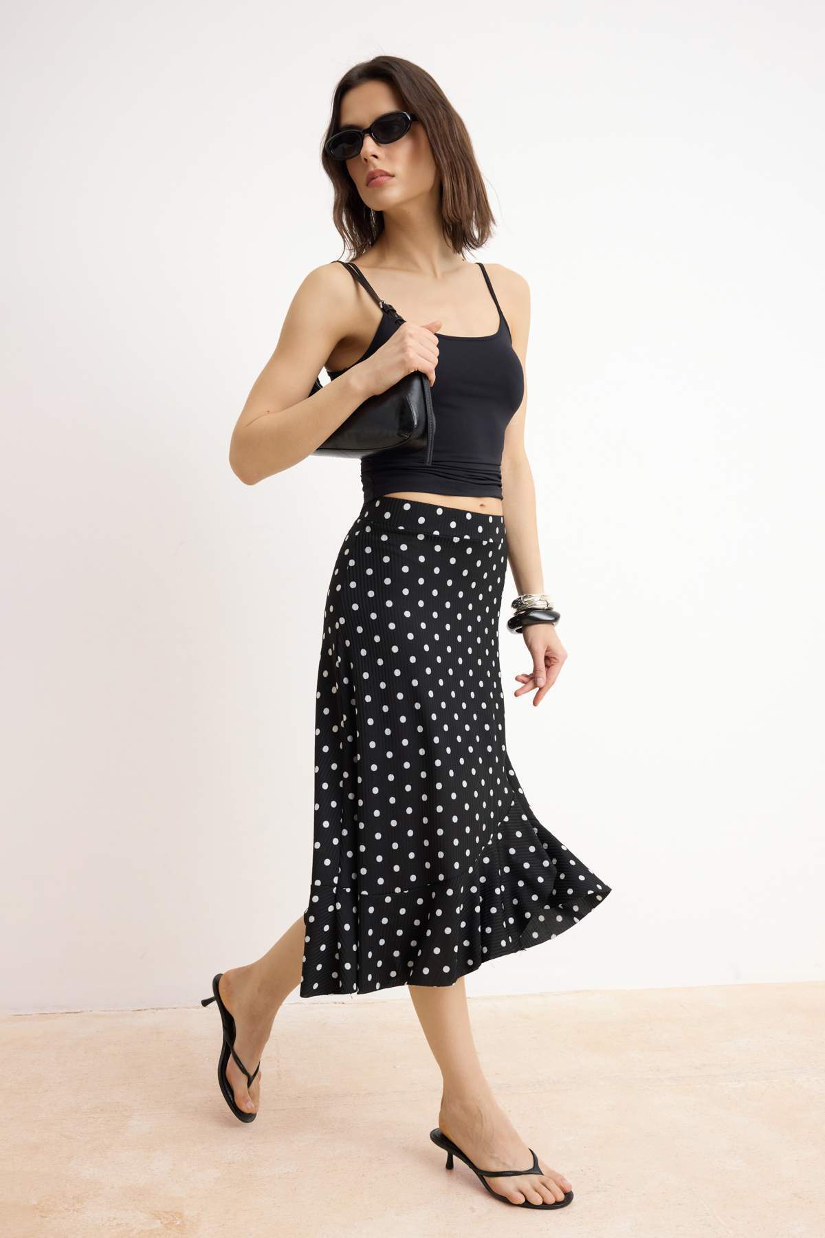 Trendyolmilla  Siyah Puantiye Desenli Büzgü Detaylı ve Volanlı Yüksek Bel Midi Esnek Örme Etek TWOSS21ET0029 - Görsel 2