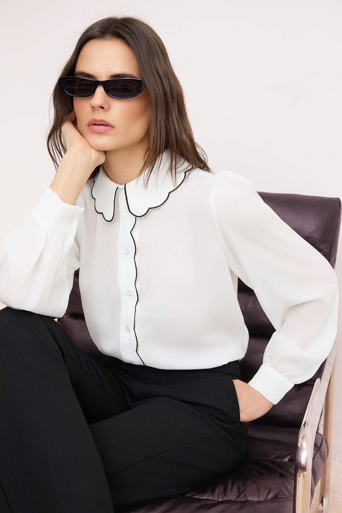 Trendyol Collection قميص أبيض منسوج بتفاصيل مطرزة - مقاس عادي TWOAW21GO0302