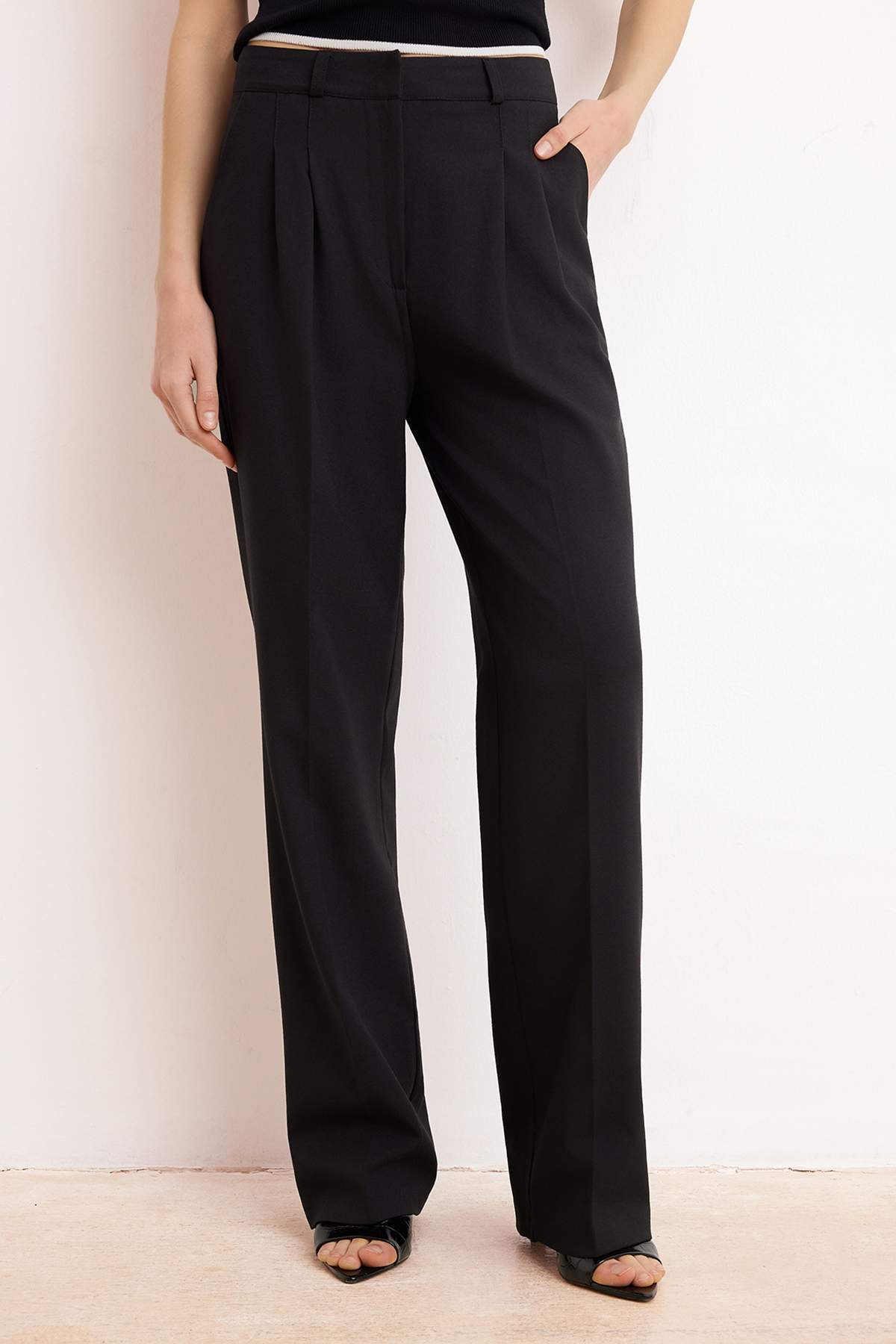 Trendyolmilla  Siyah*001 Straight/Düz Kesim Pilili Dokuma Kumaş Pantolon TWOAW23PL00401 - Görsel 3